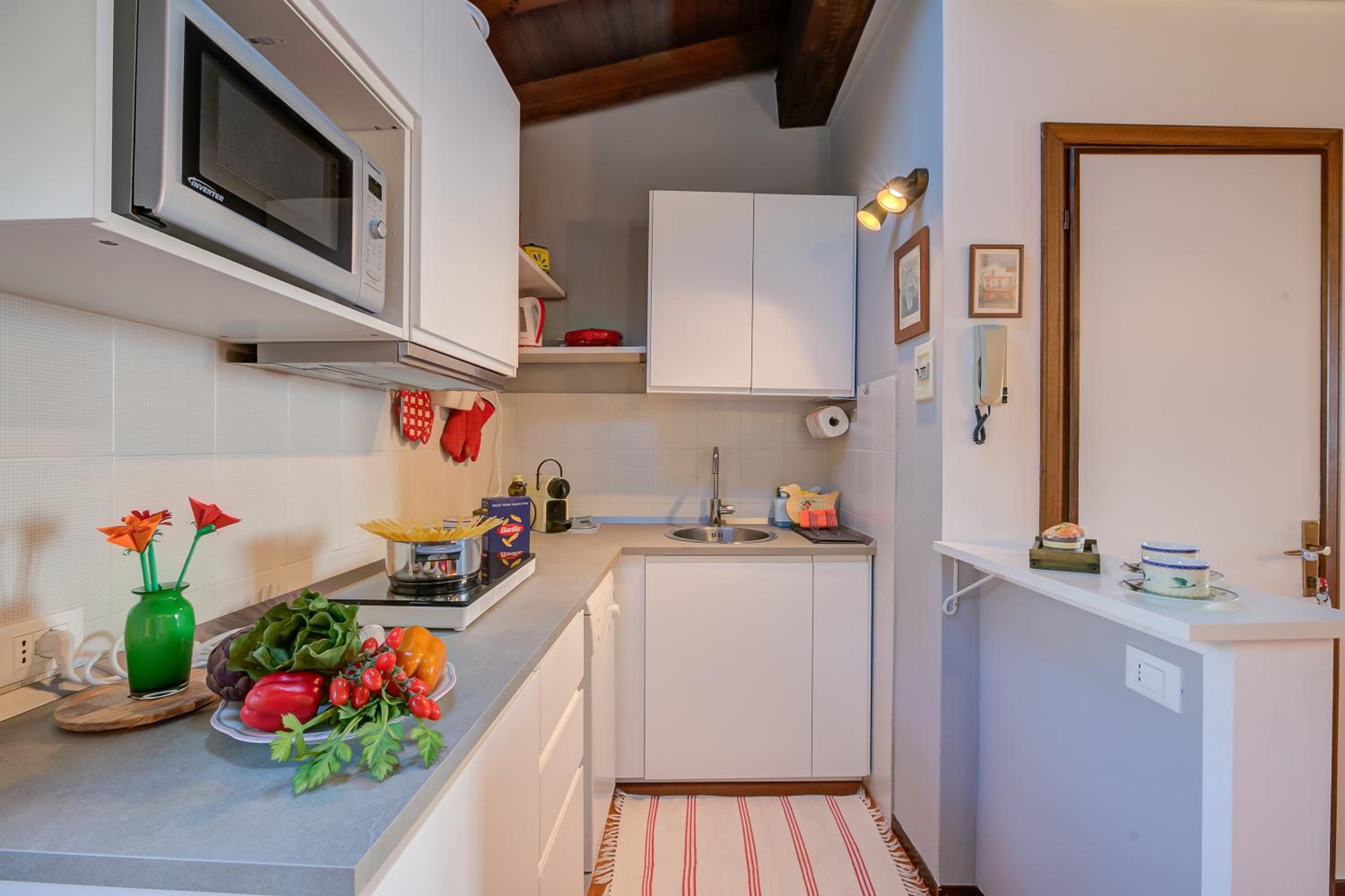 Le Fontane With View Lake - Happy Rentals