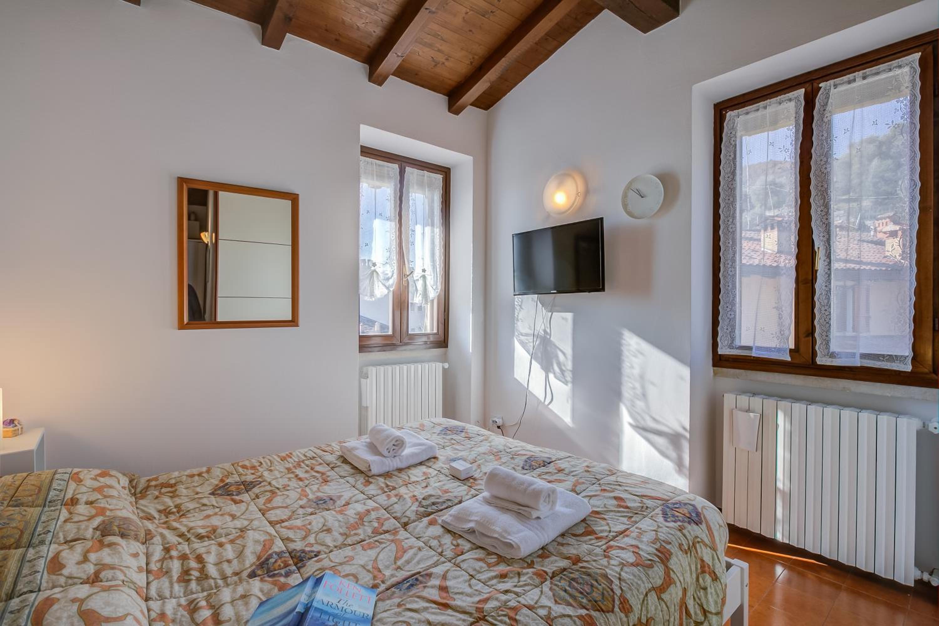 Le Fontane With View Lake - Happy Rentals