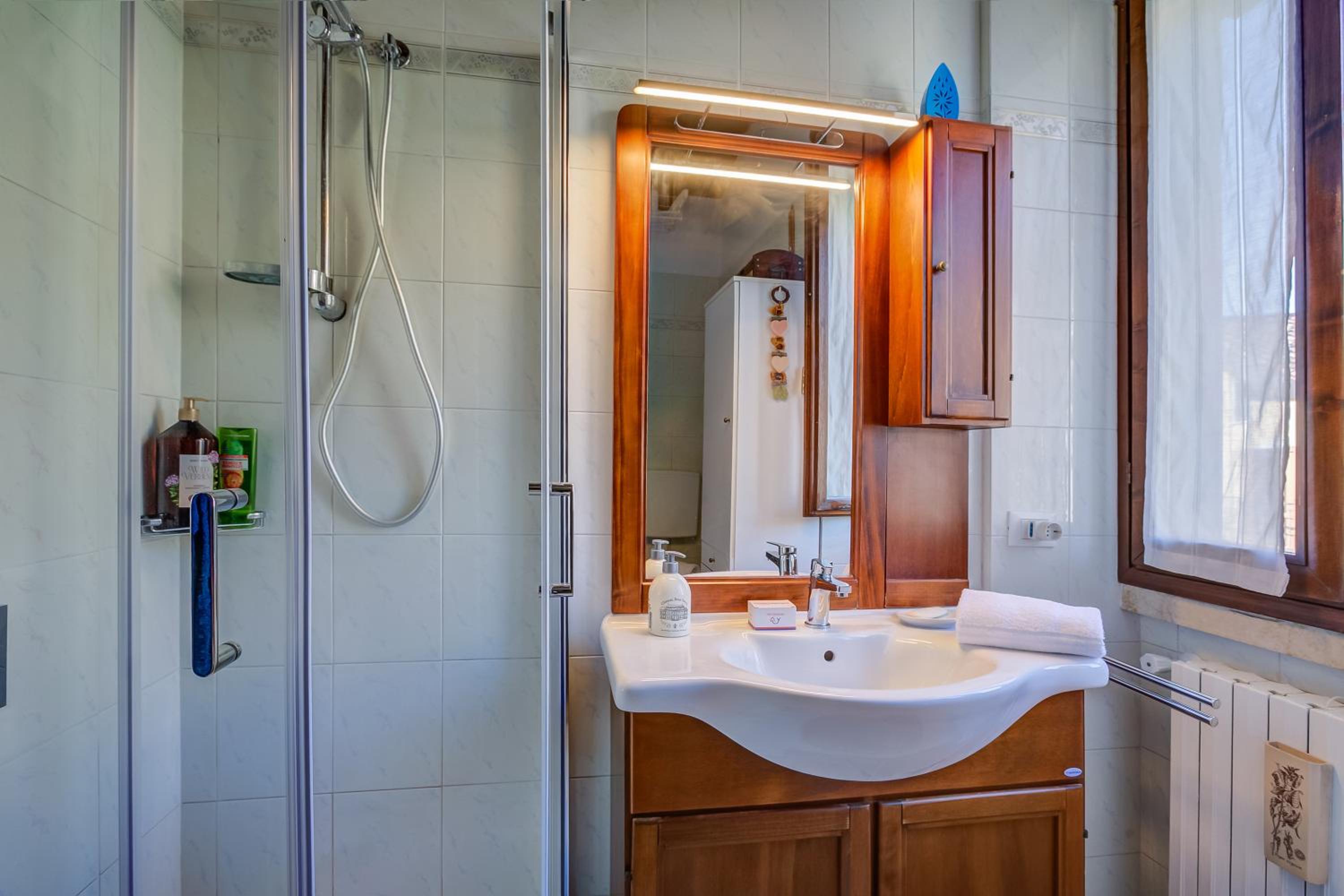 Le Fontane With View Lake - Happy Rentals