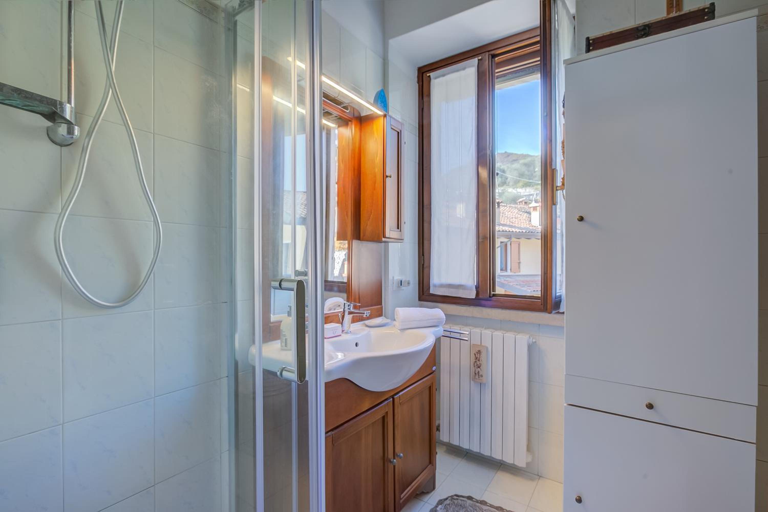 Le Fontane With View Lake - Happy Rentals
