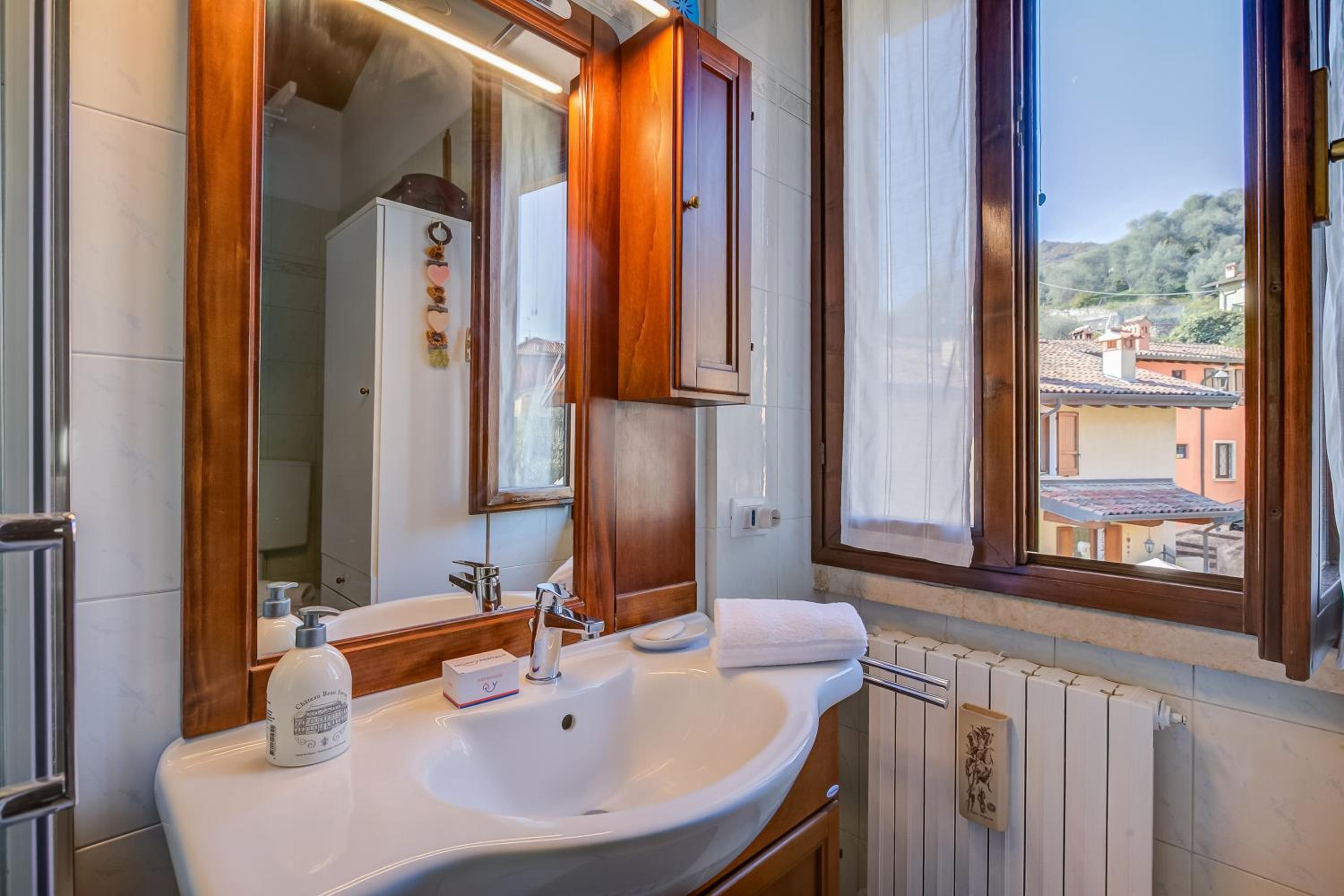 Le Fontane With View Lake - Happy Rentals