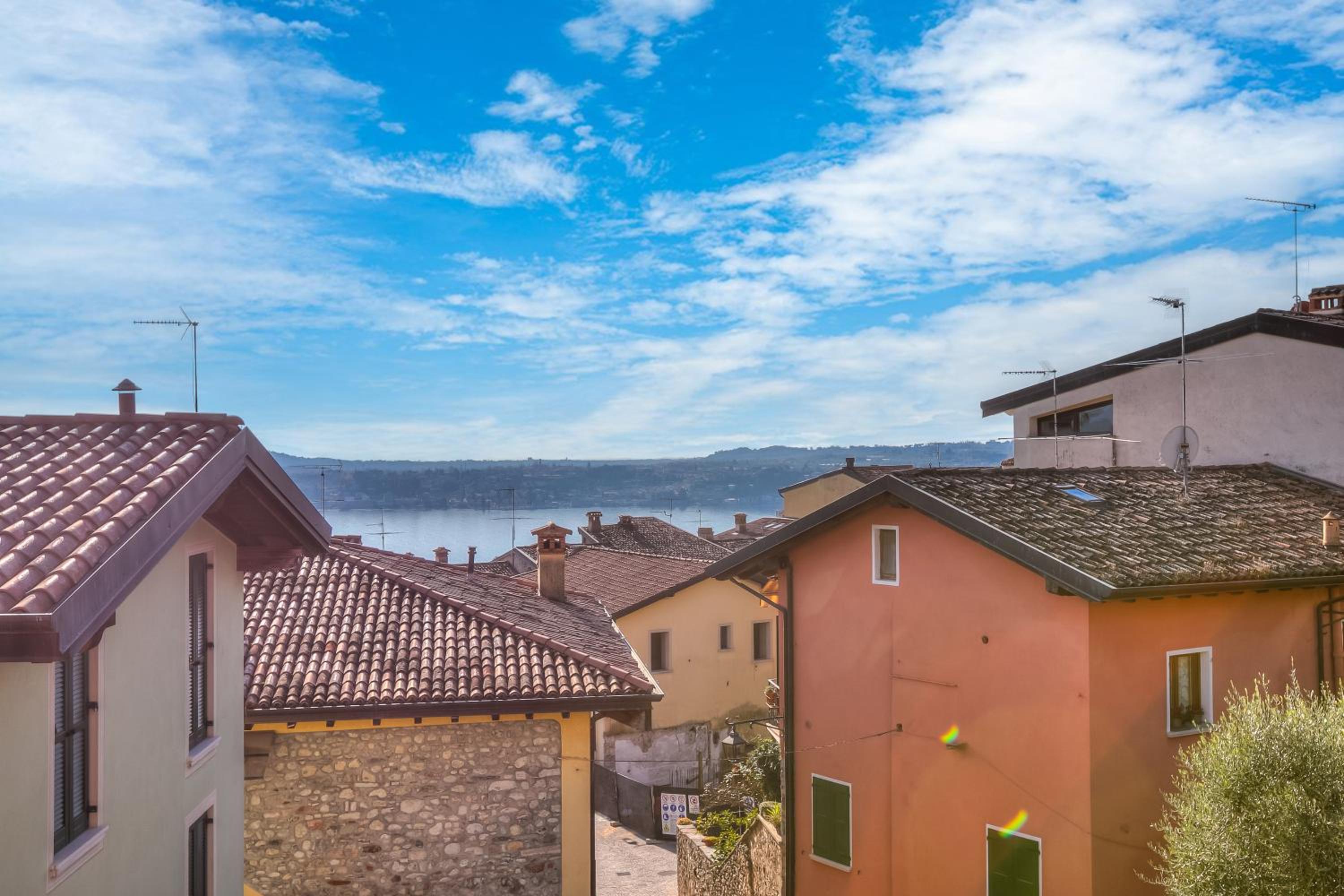 Le Fontane With View Lake - Happy Rentals