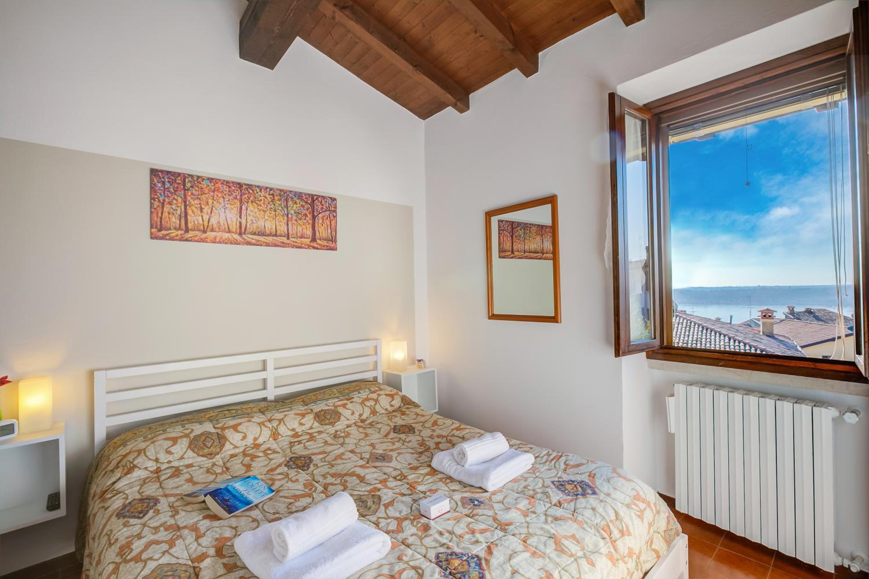 Le Fontane With View Lake - Happy Rentals