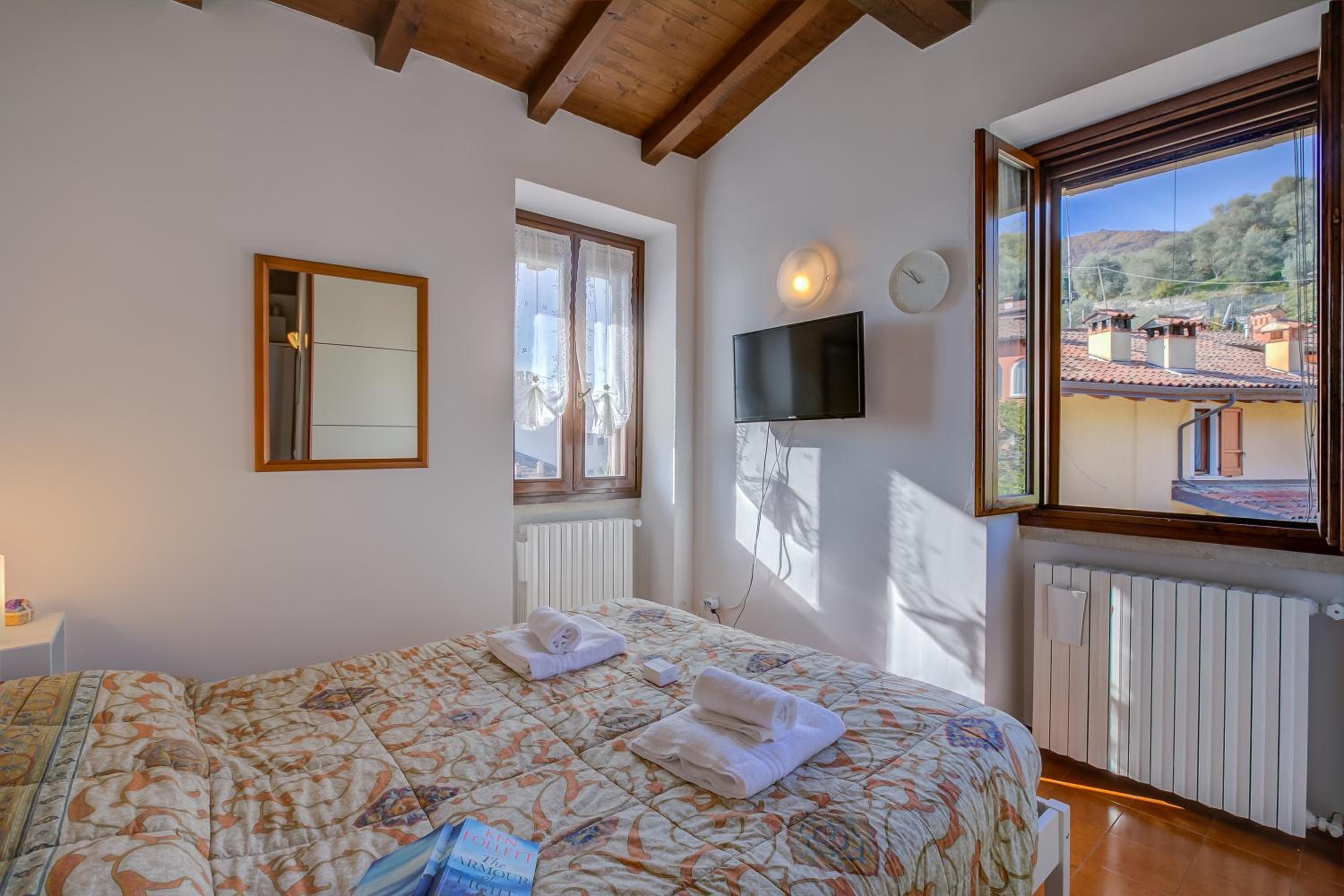 Le Fontane With View Lake - Happy Rentals