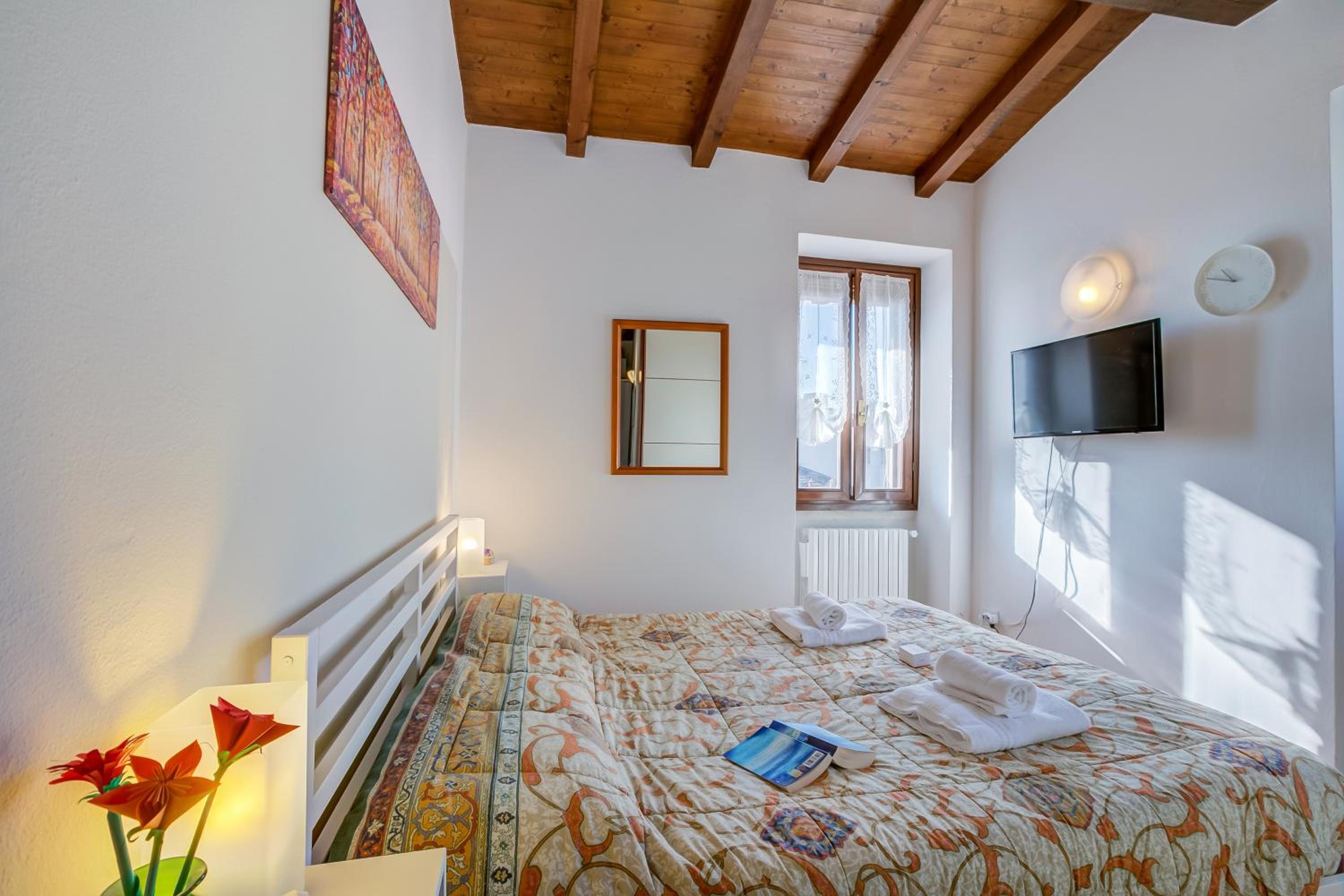 Le Fontane With View Lake - Happy Rentals