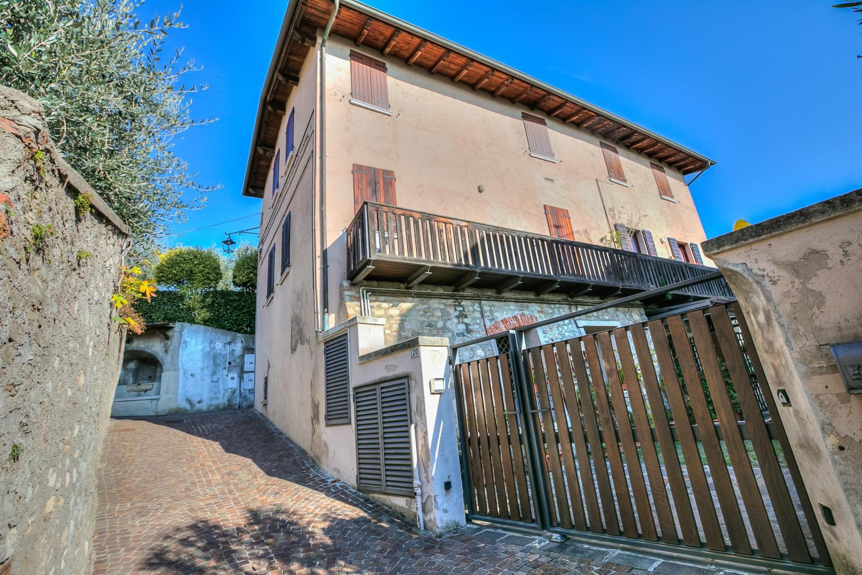 Le Fontane With View Lake - Happy Rentals