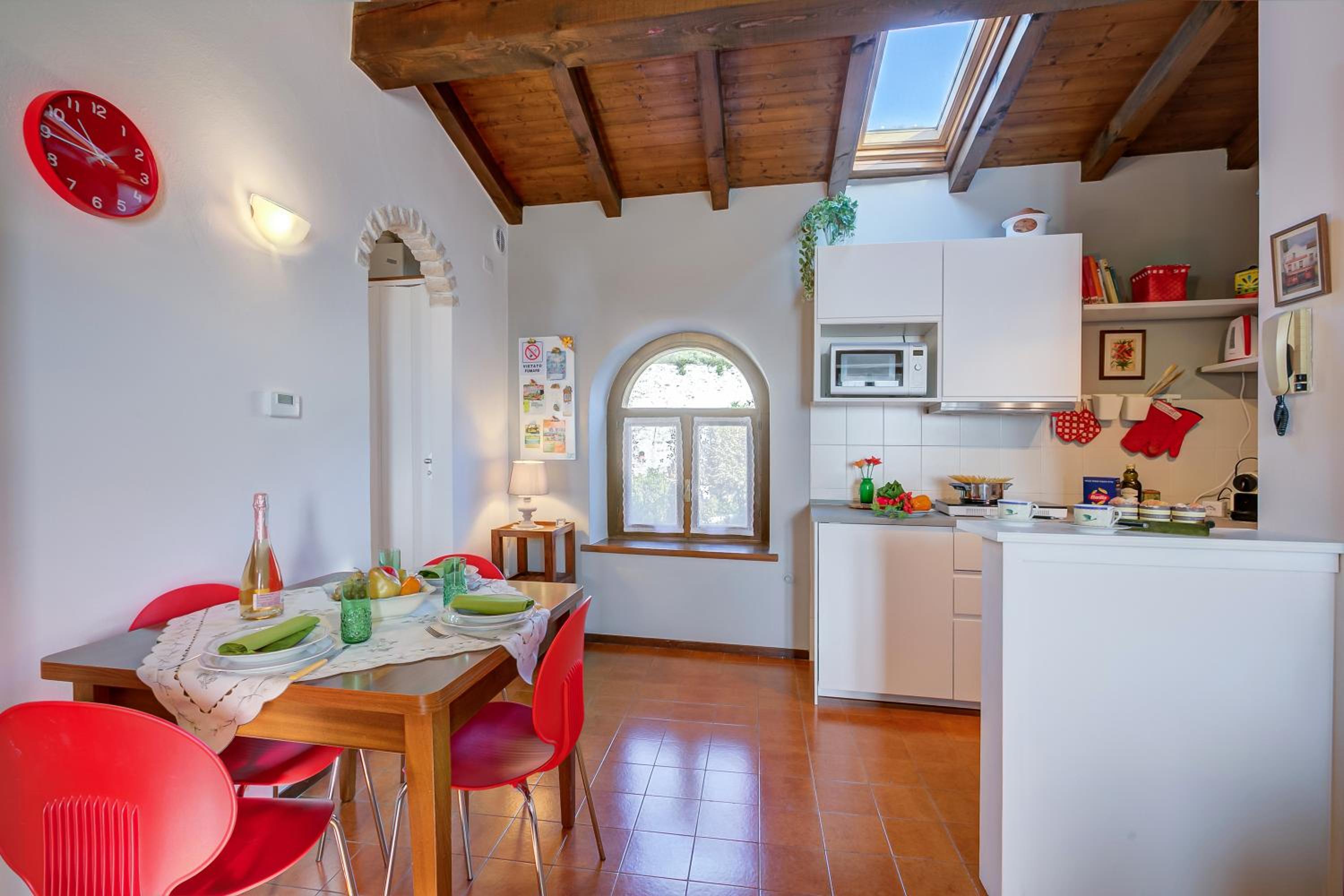 Le Fontane With View Lake - Happy Rentals