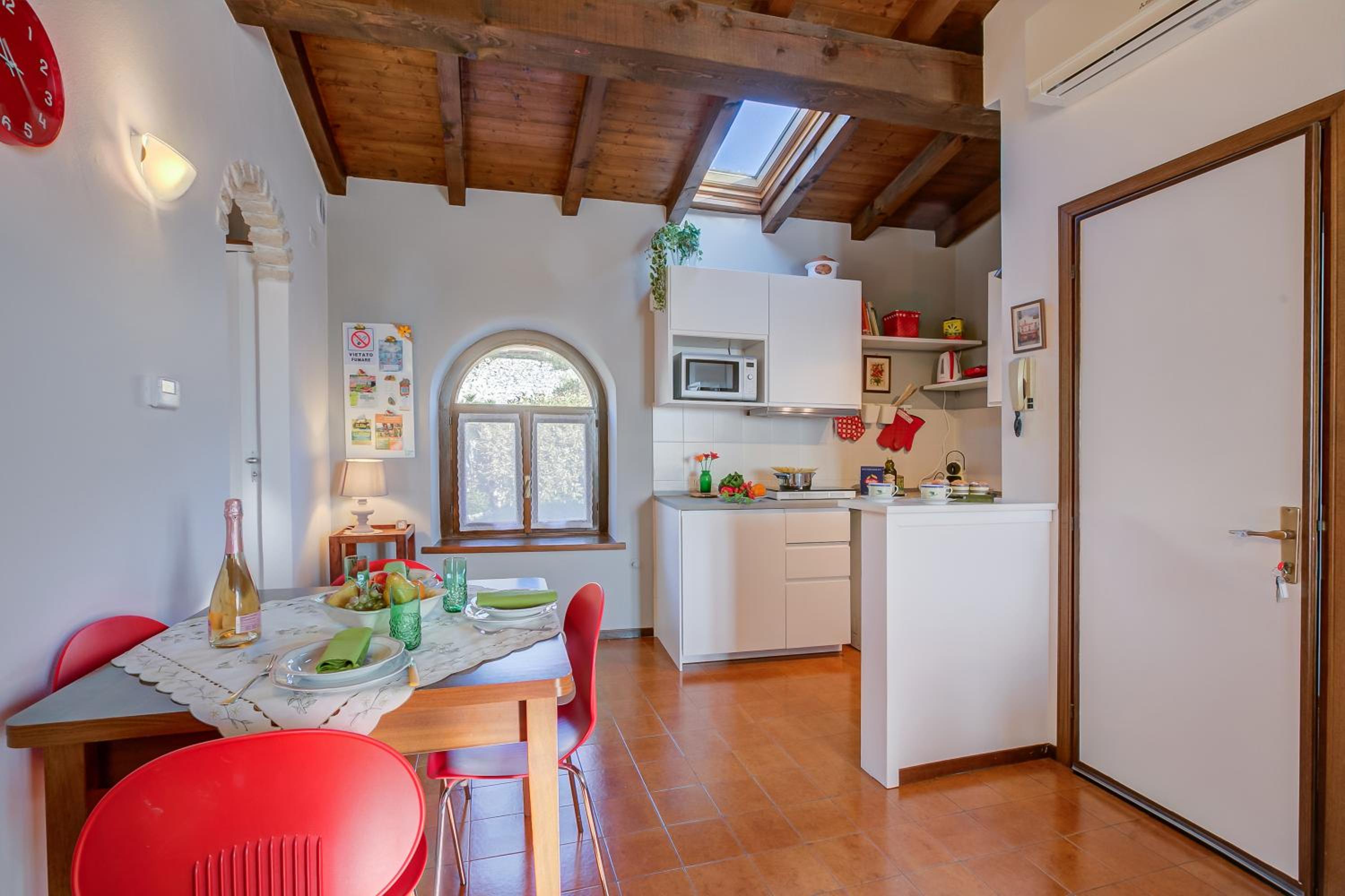 Le Fontane With View Lake - Happy Rentals
