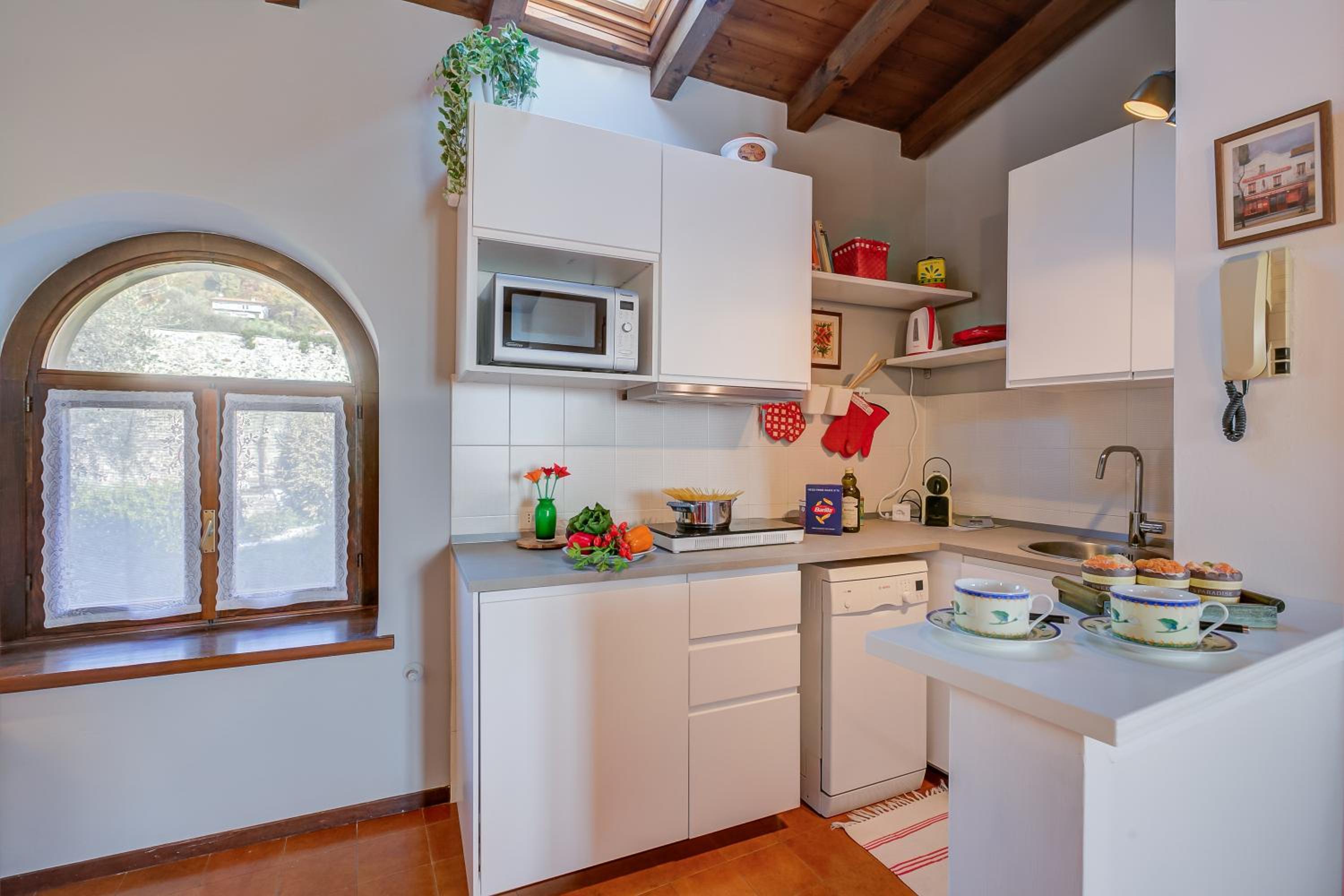 Le Fontane With View Lake - Happy Rentals