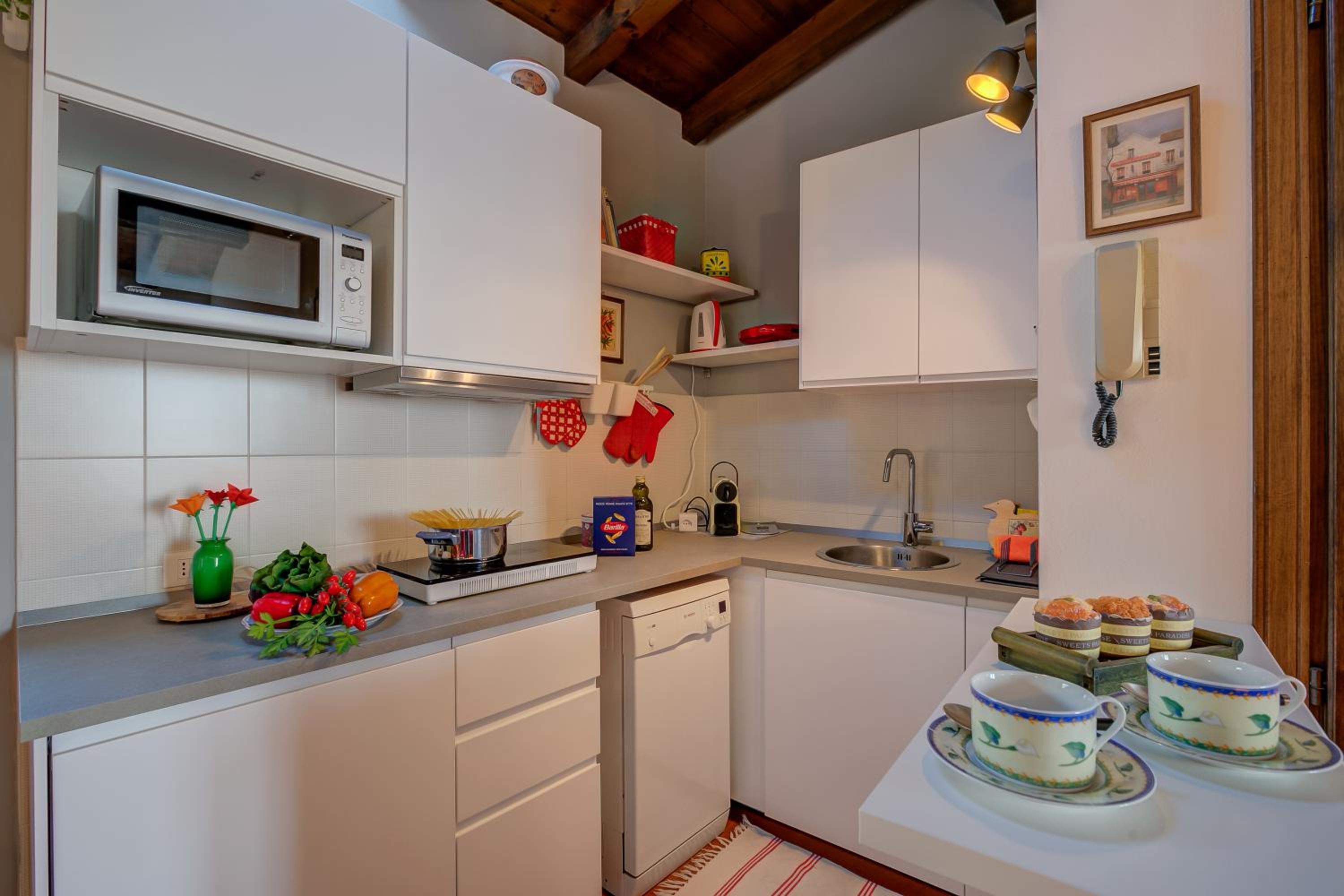 Le Fontane With View Lake - Happy Rentals