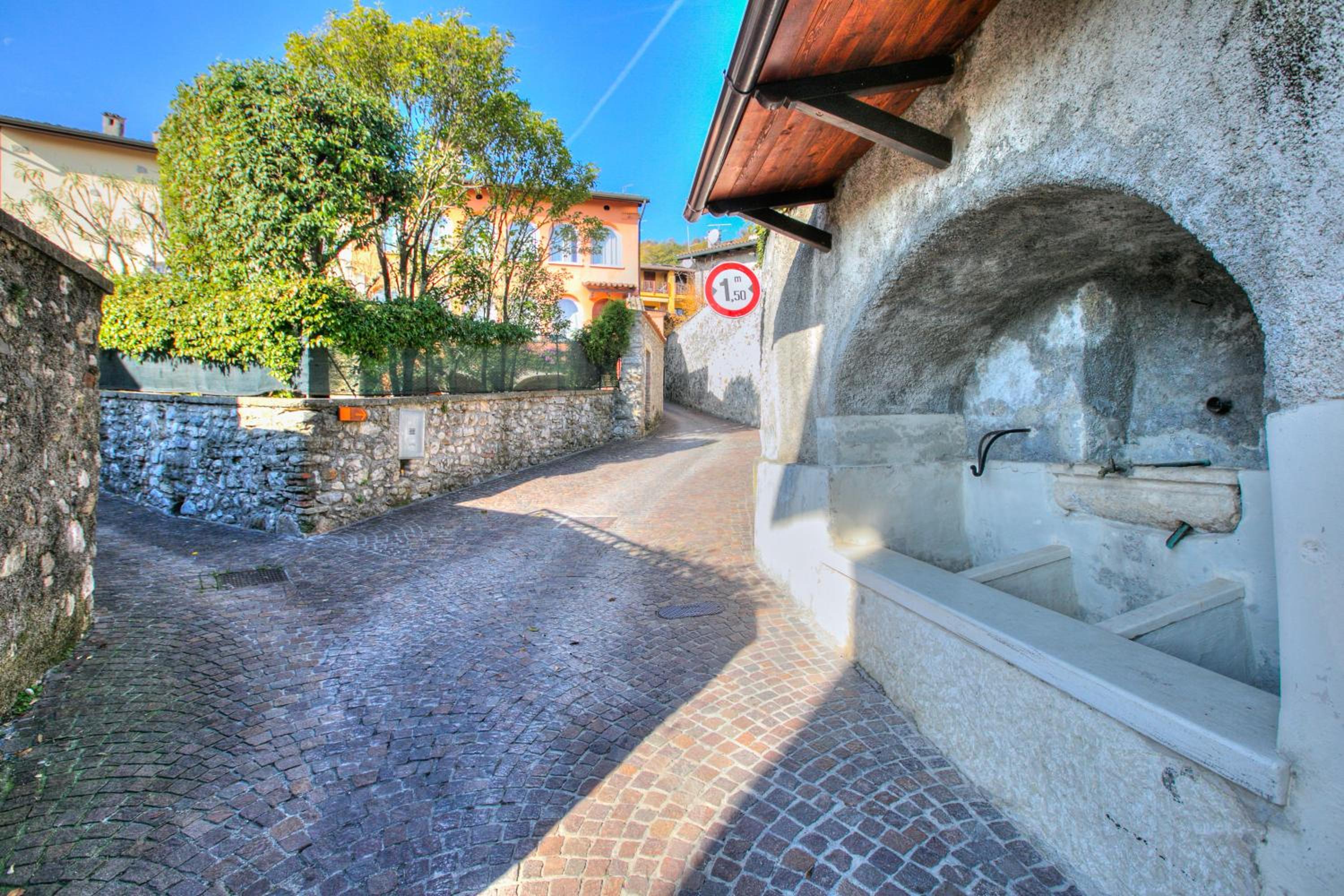 Le Fontane With View Lake - Happy Rentals