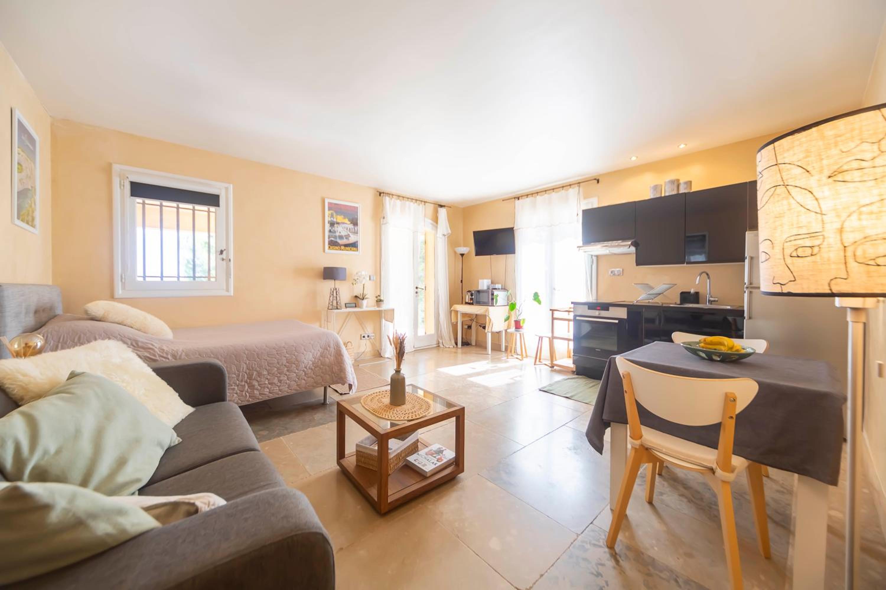 Independent Panoramic Studio with Pool - Le Tholonet