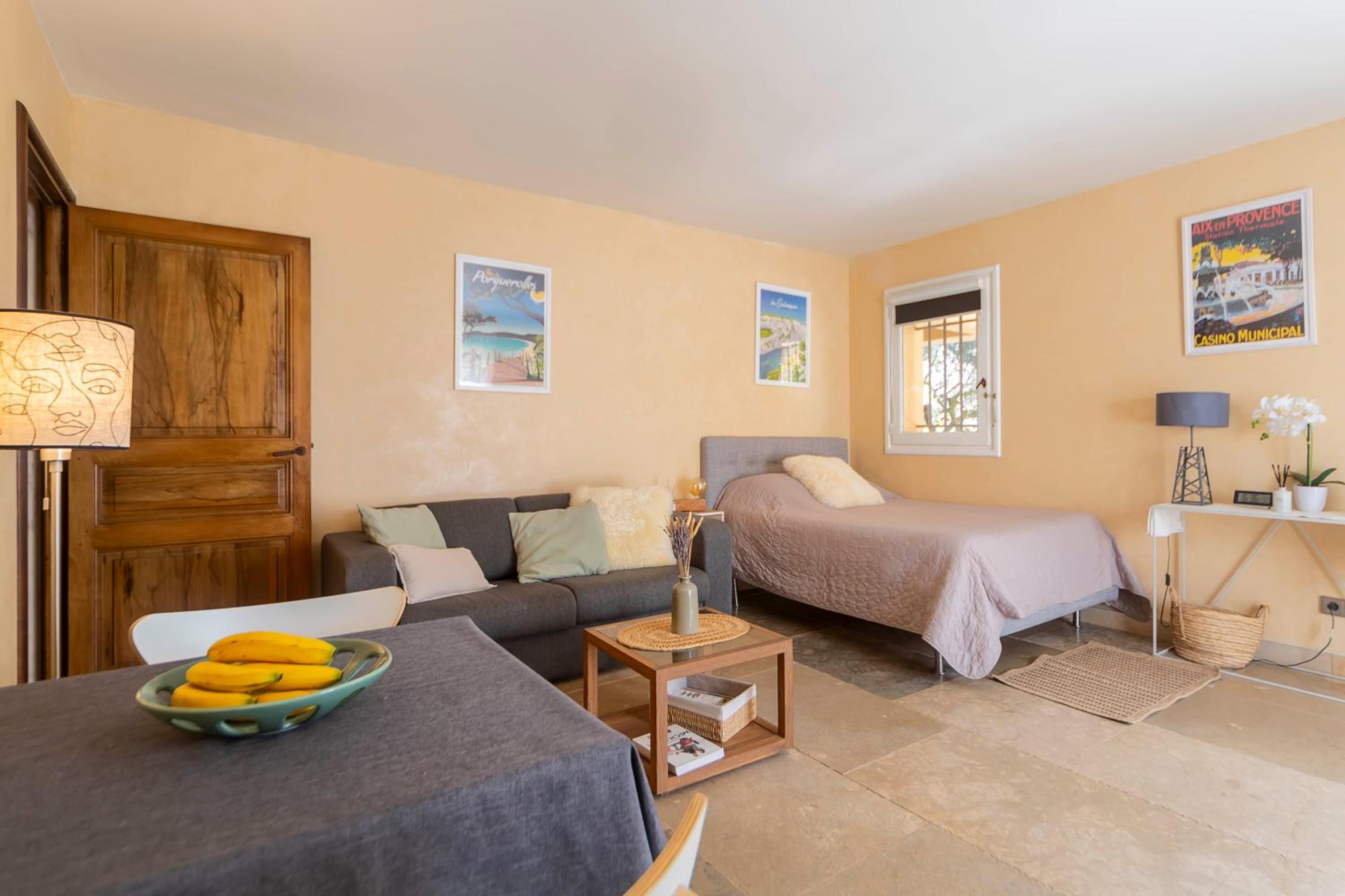 Independent Panoramic Studio with Pool - Le Tholonet