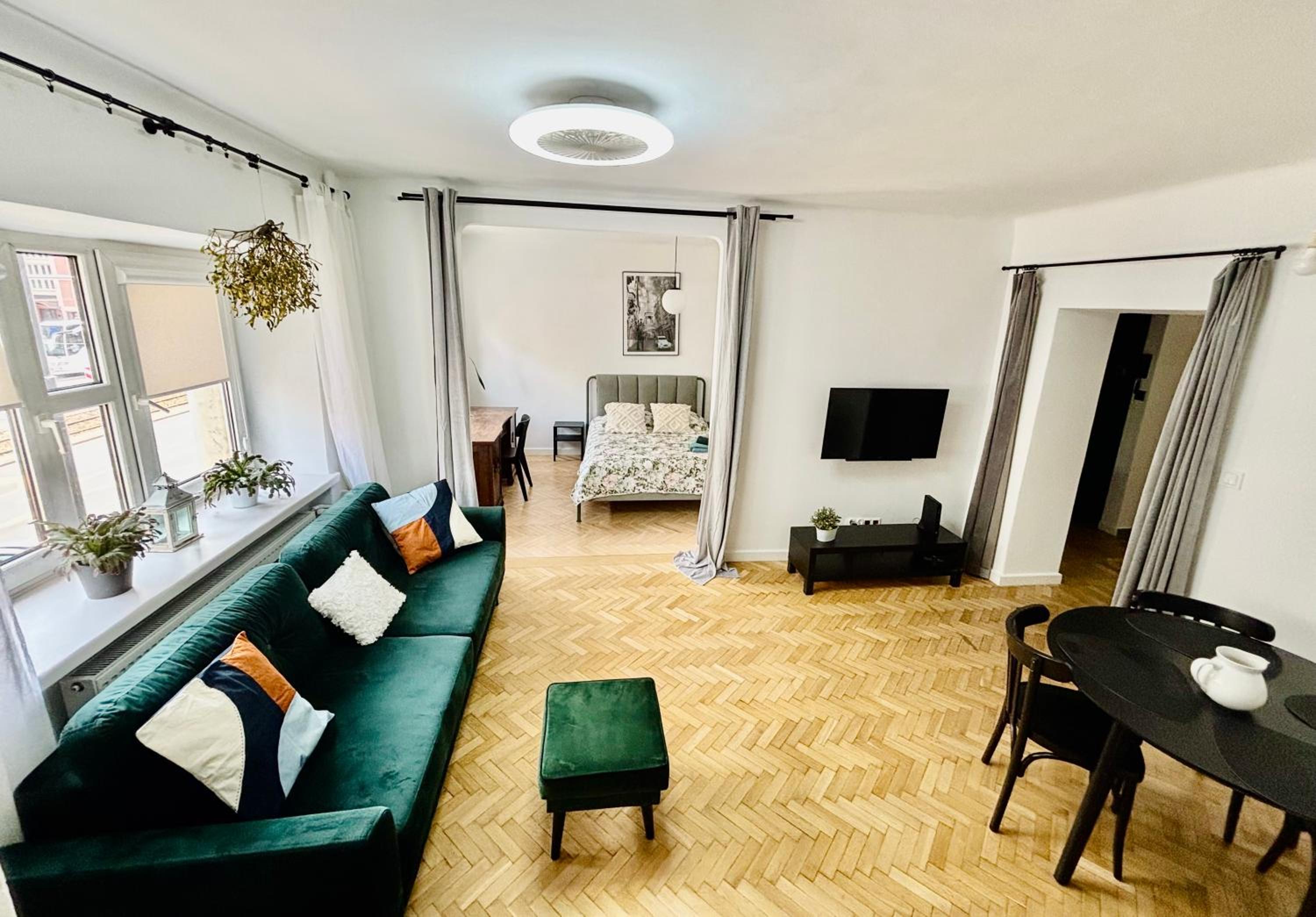 Trendy Getaway Old Town Metro by PolandBnB