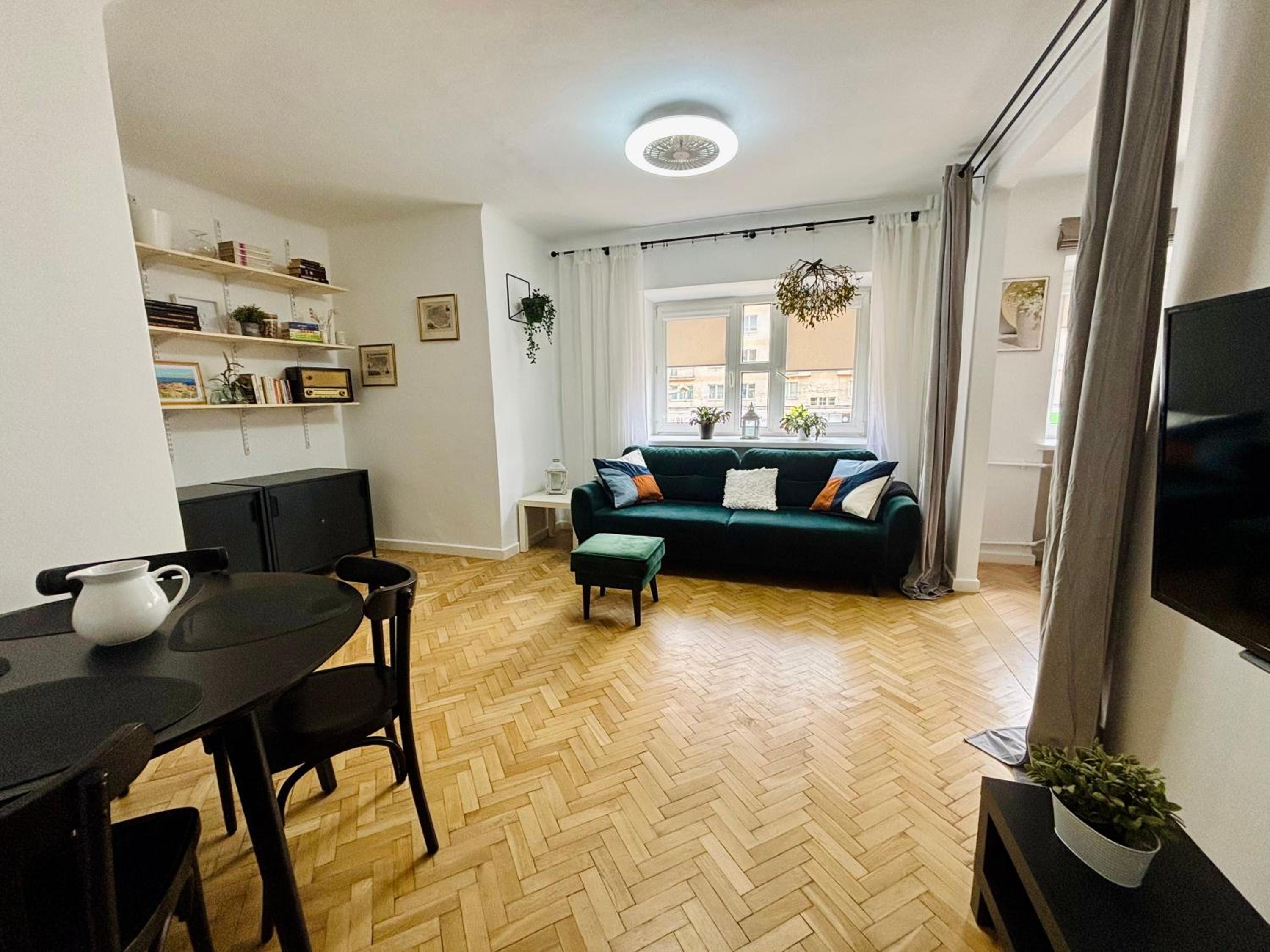 Trendy Getaway Old Town Metro by PolandBnB