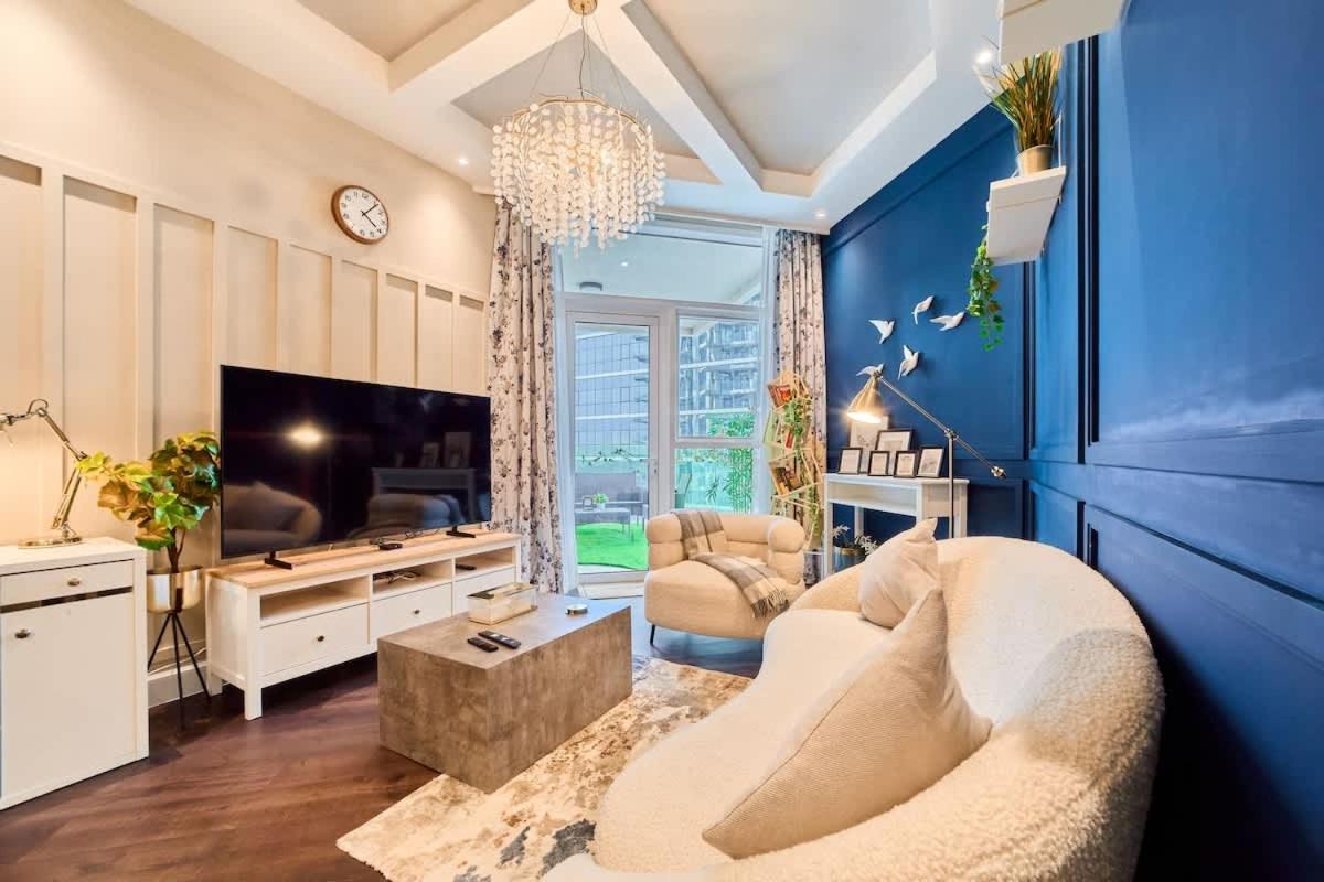 FAM Living Contemporary 1BR Apartment Urban Oasis