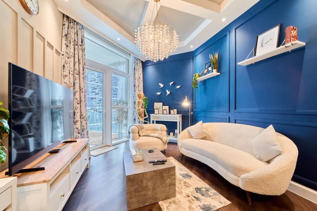 FAM Living Contemporary 1BR Apartment Urban Oasis