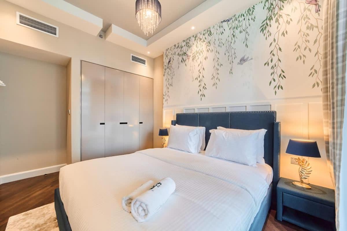 FAM Living Contemporary 1BR Apartment Urban Oasis