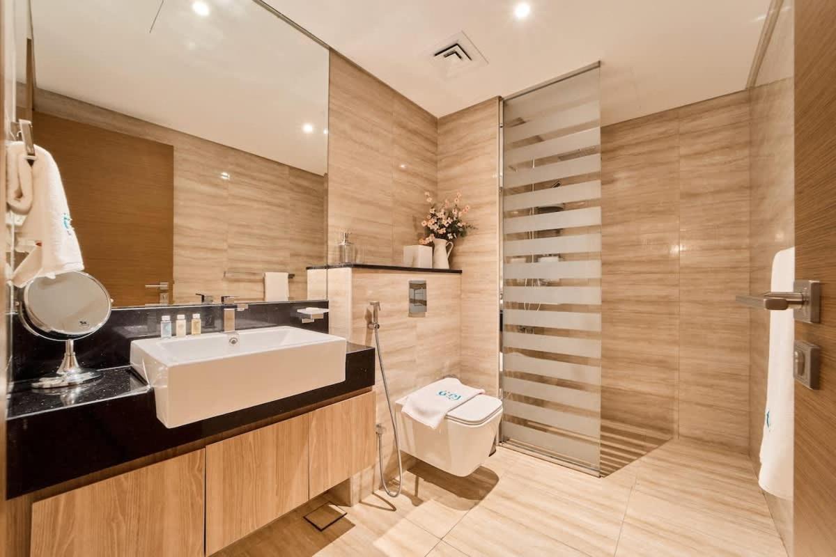 FAM Living Contemporary 1BR Apartment Urban Oasis