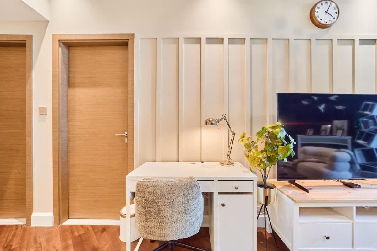 FAM Living Contemporary 1BR Apartment Urban Oasis