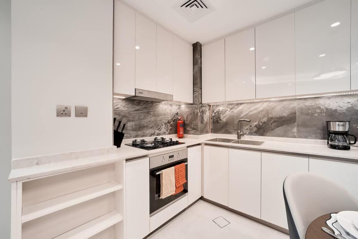 FAM Living Stylish 1BR in Nobles Tower Near Downtown