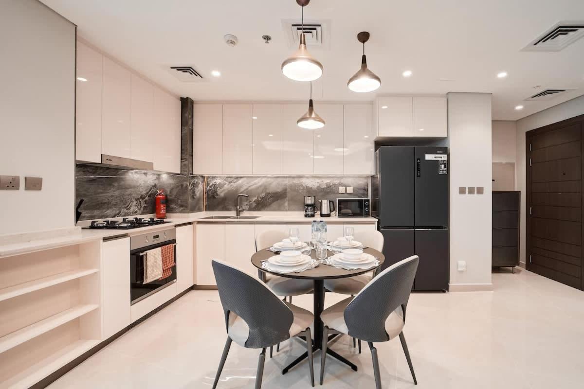 FAM Living Stylish 1BR in Nobles Tower Near Downtown