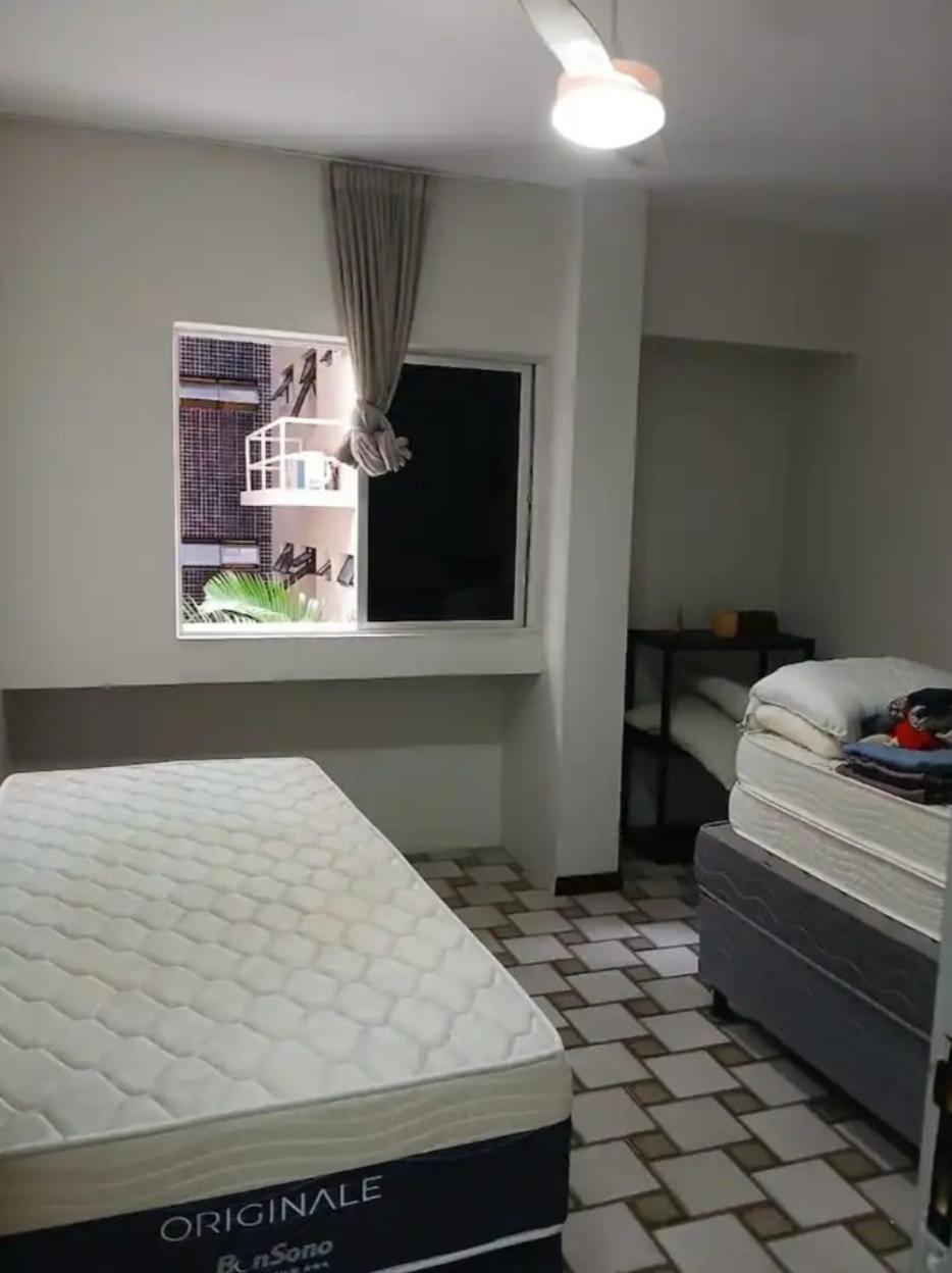 Quartos em Maceio à 100m da praia de Jatiuca, 3 banheiros, 3 quartos um em suite com 1 cama casal, 2 quartos com 2 camas solteiros cada quarto,