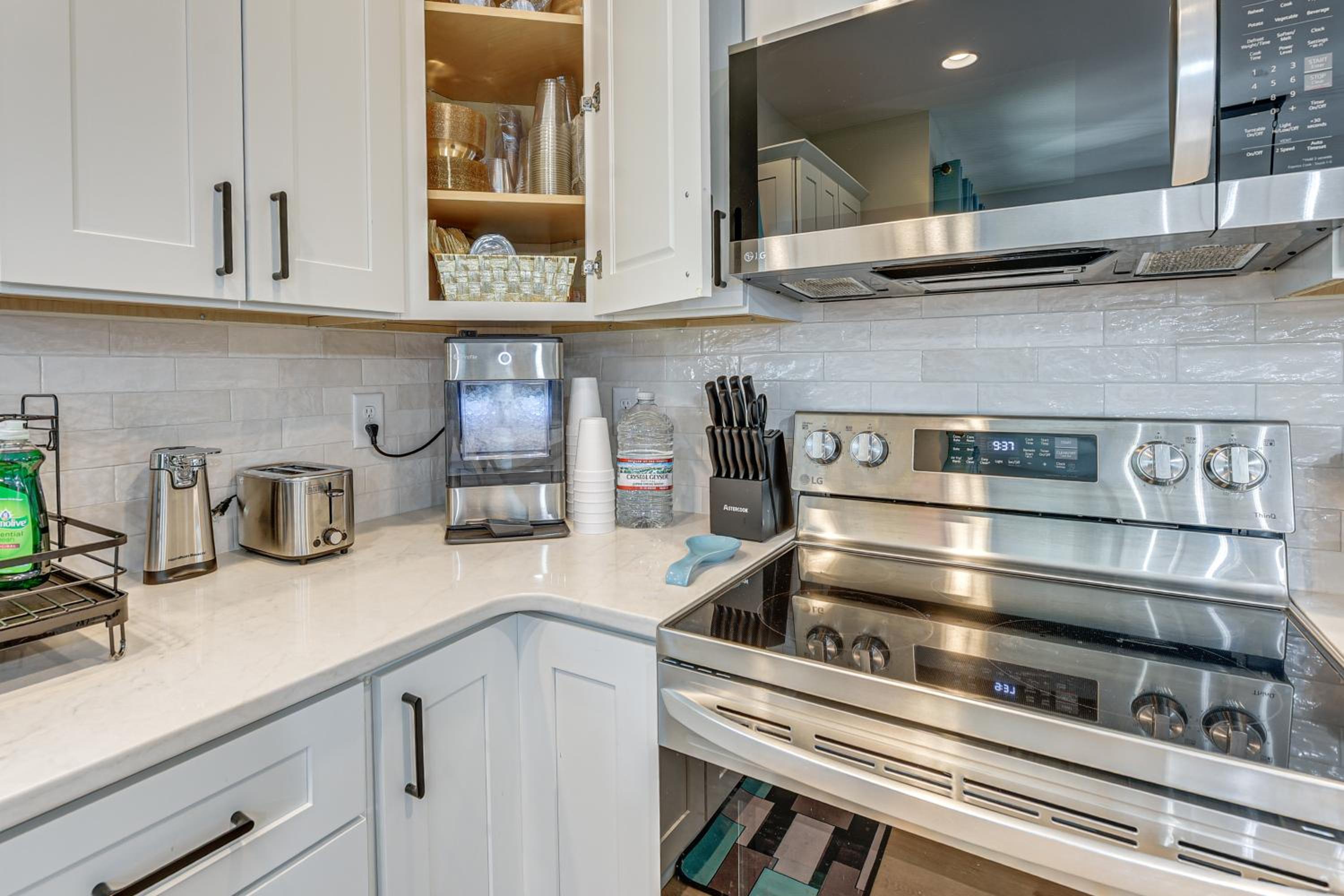 Hot Tub and Fire Pit Home Near Dtwn Little River!