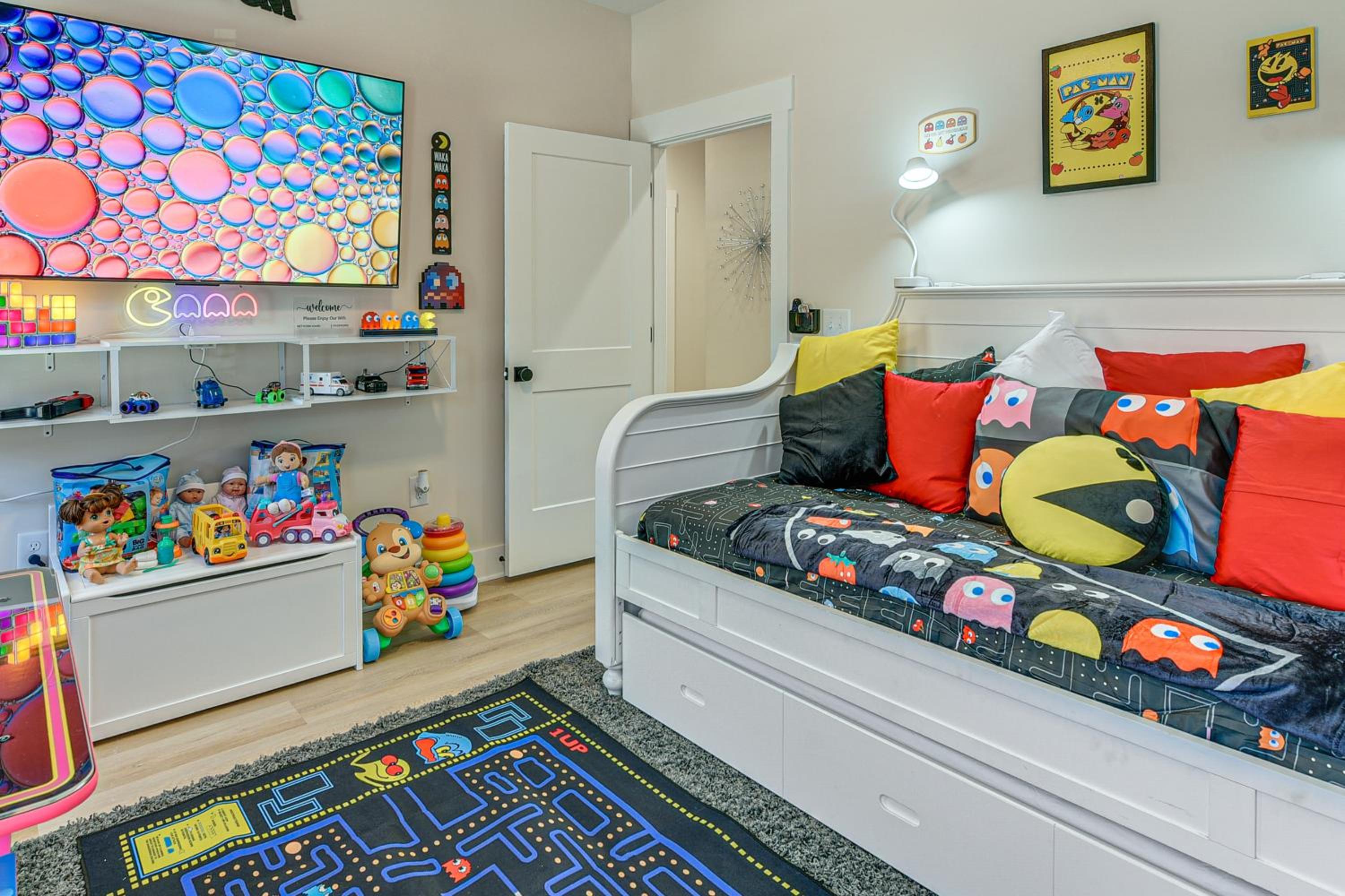 Hot Tub and Fire Pit Home Near Dtwn Little River!