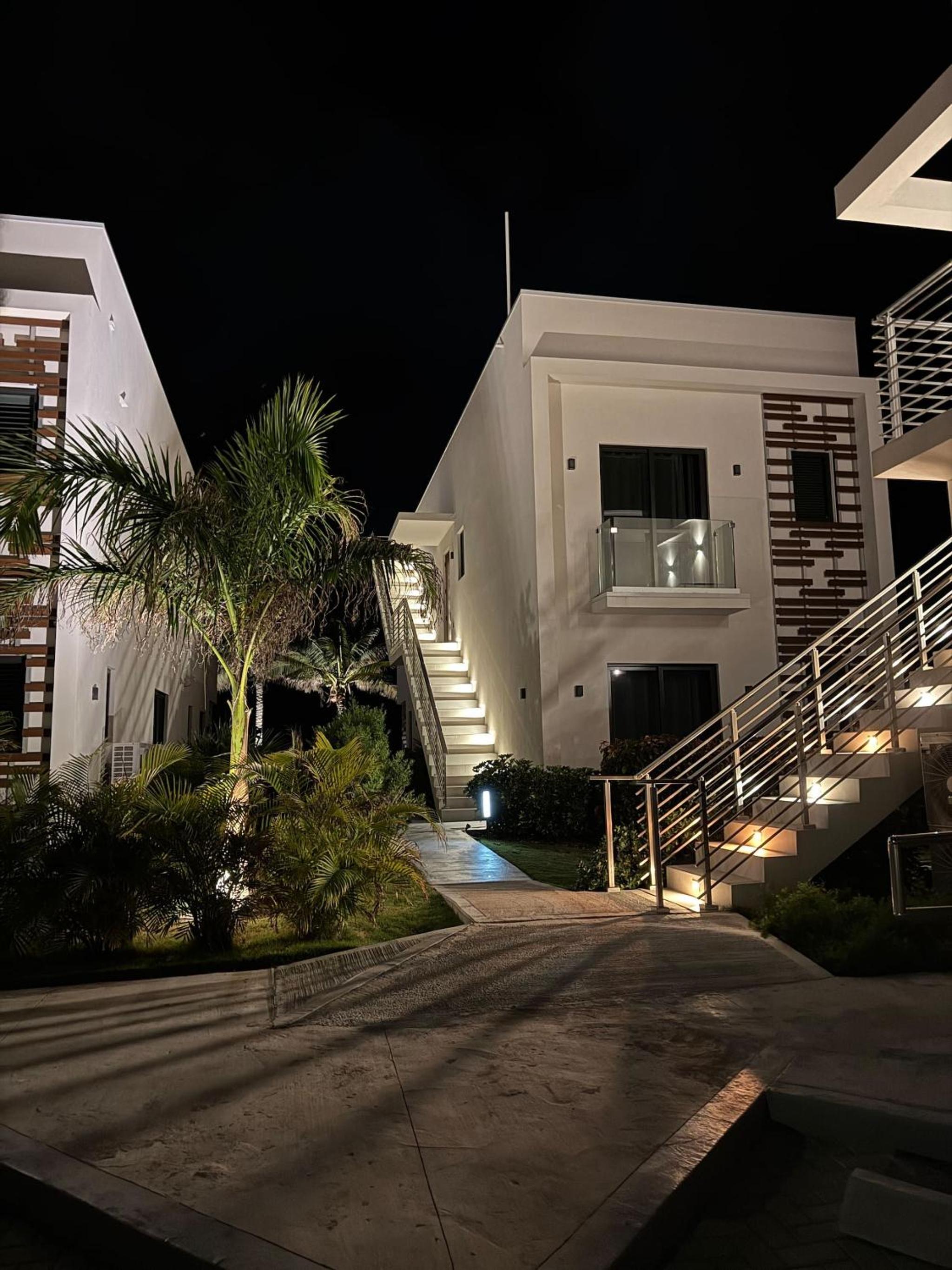 Oceanfront Rooftop luxury 2B2B residency pool beach in North Side, Grand Cayman