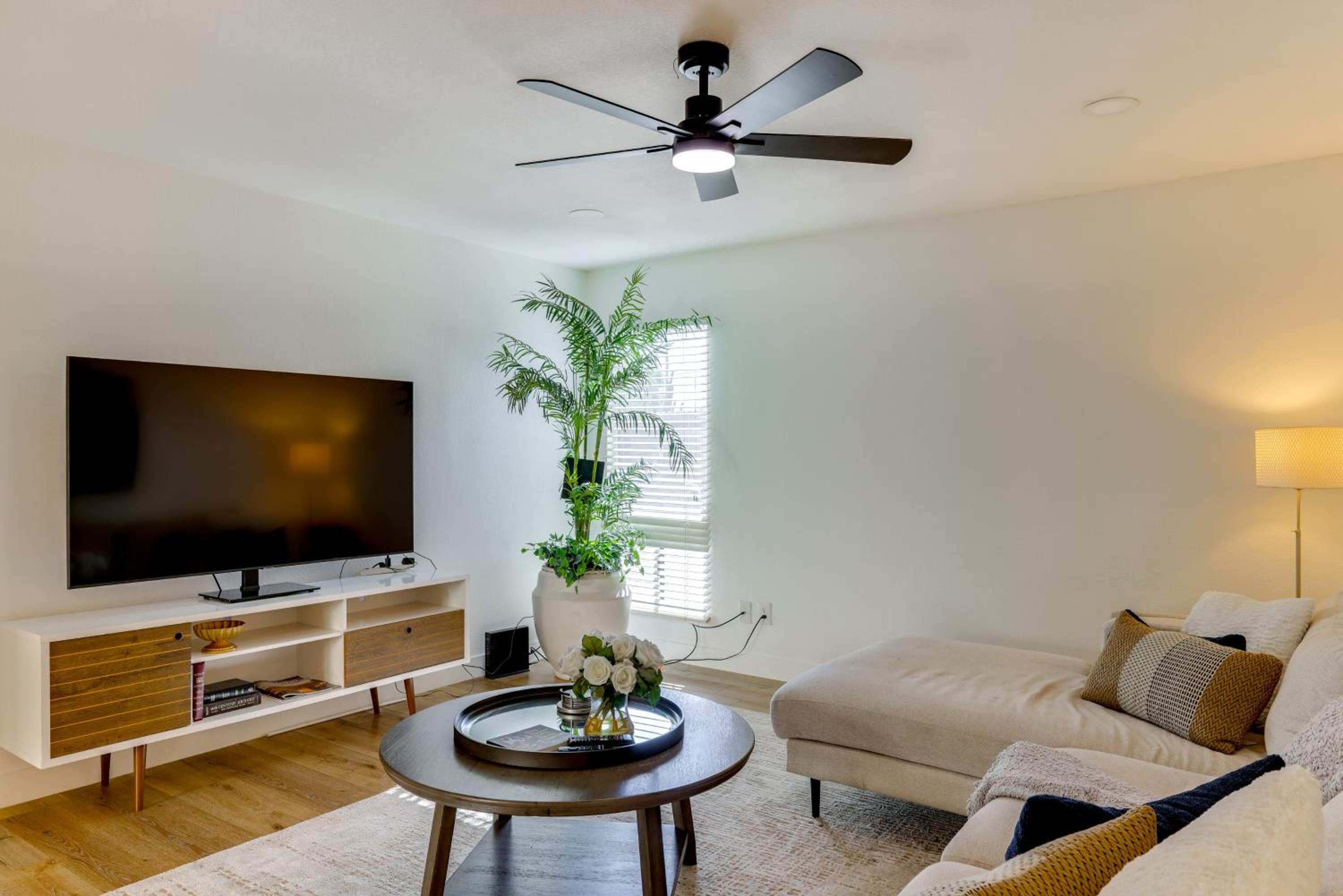 Walk to Canal Trail! Condo with Pool in Scottsdale