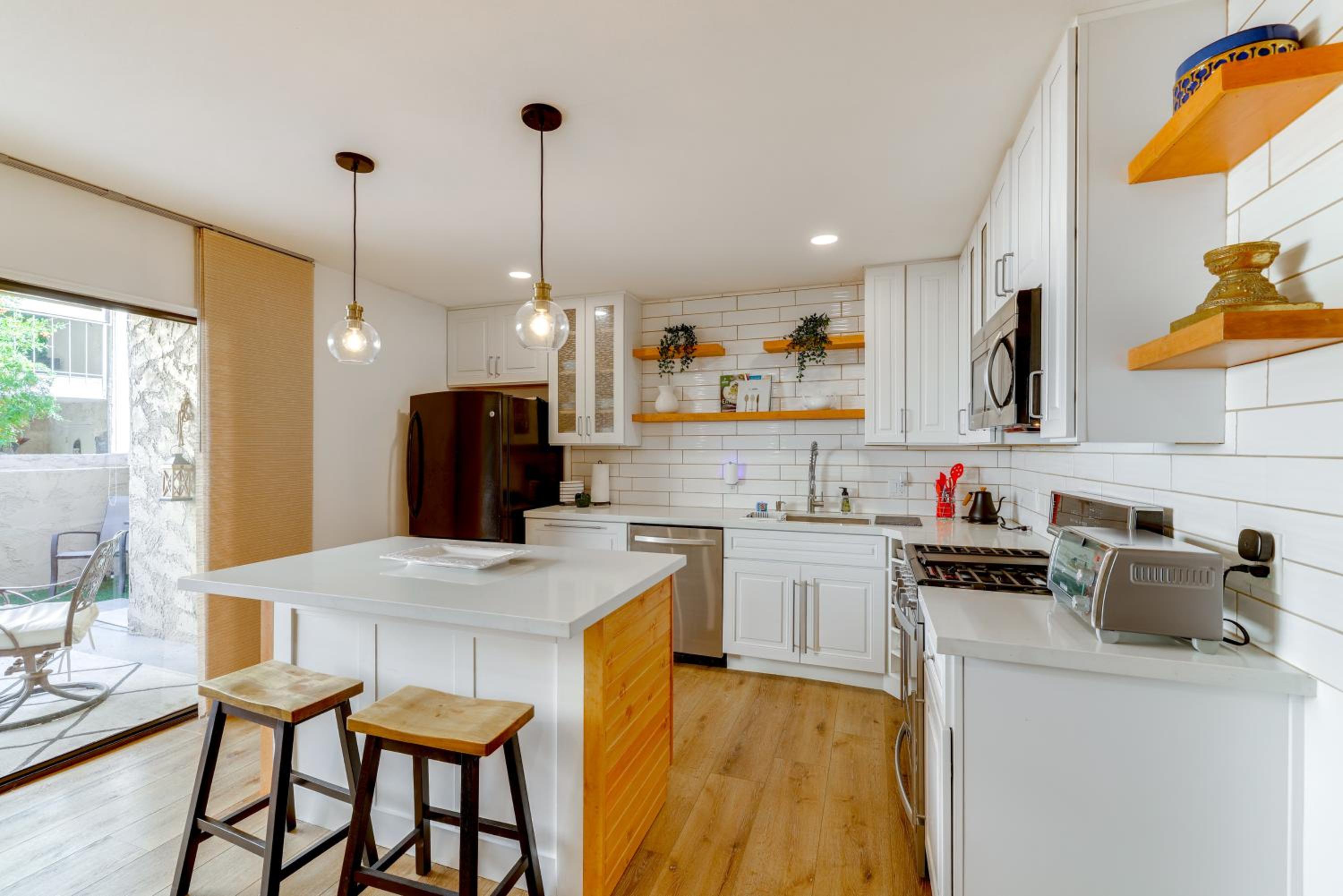 Walk to Canal Trail! Condo with Pool in Scottsdale