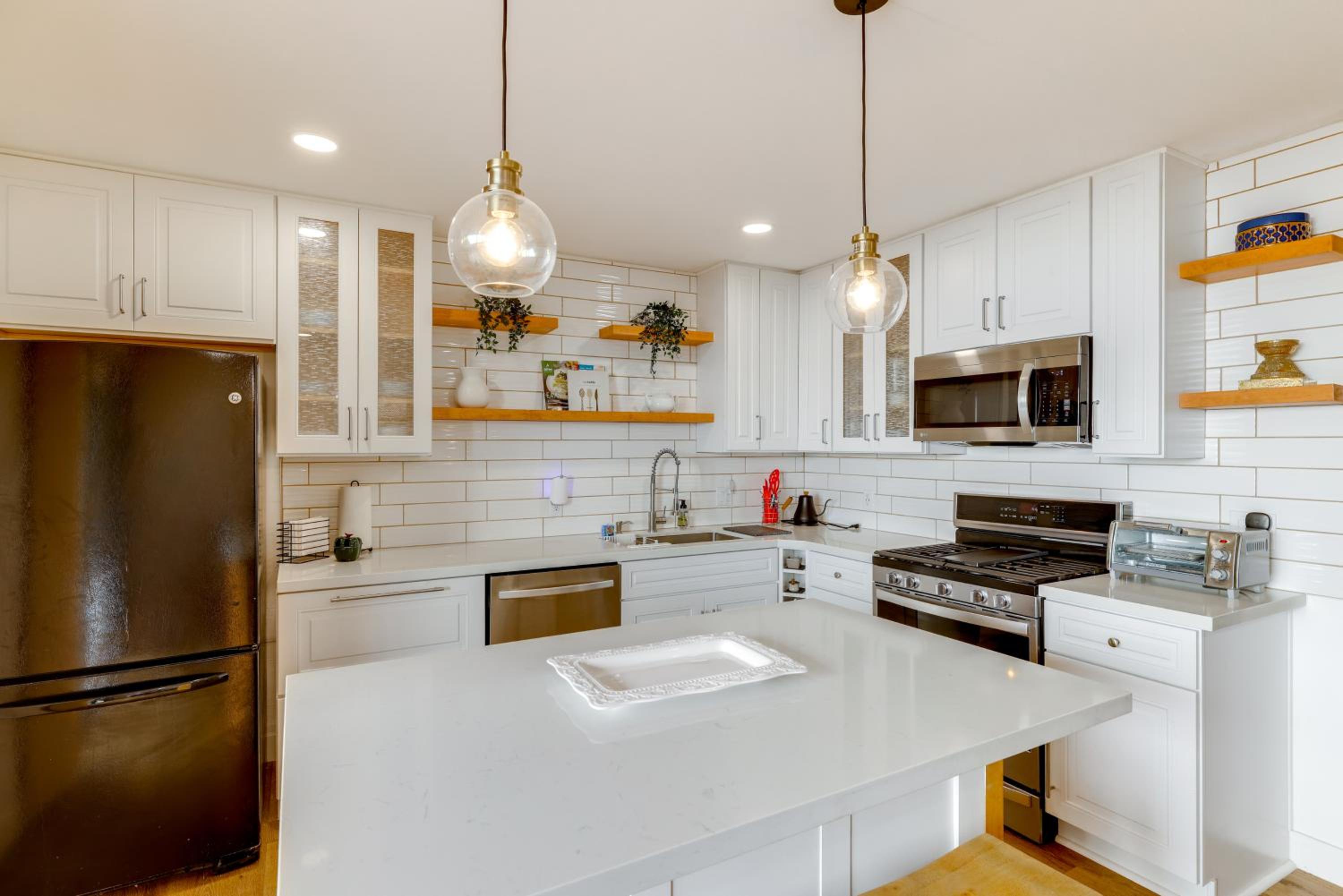 Walk to Canal Trail! Condo with Pool in Scottsdale