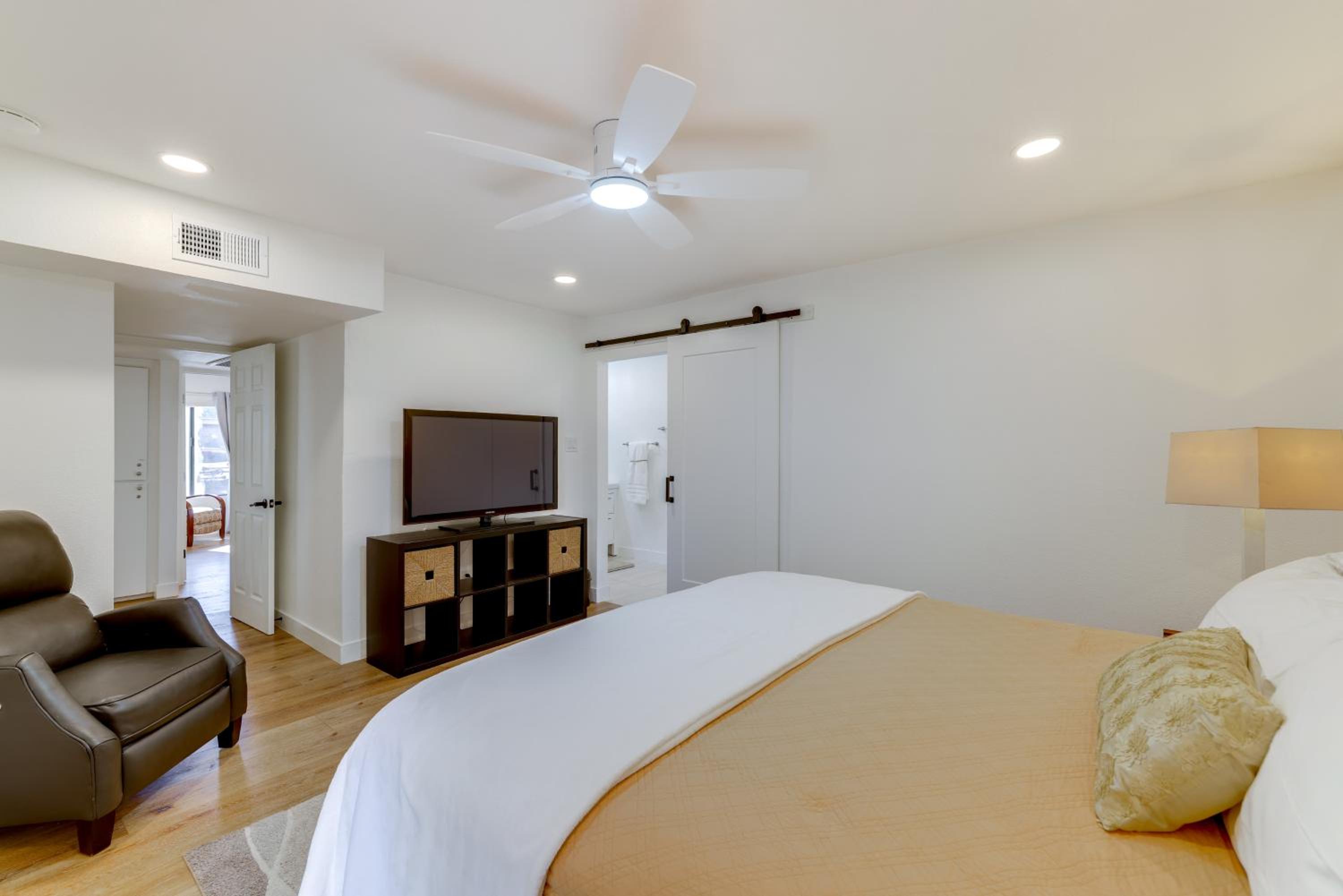 Walk to Canal Trail! Condo with Pool in Scottsdale
