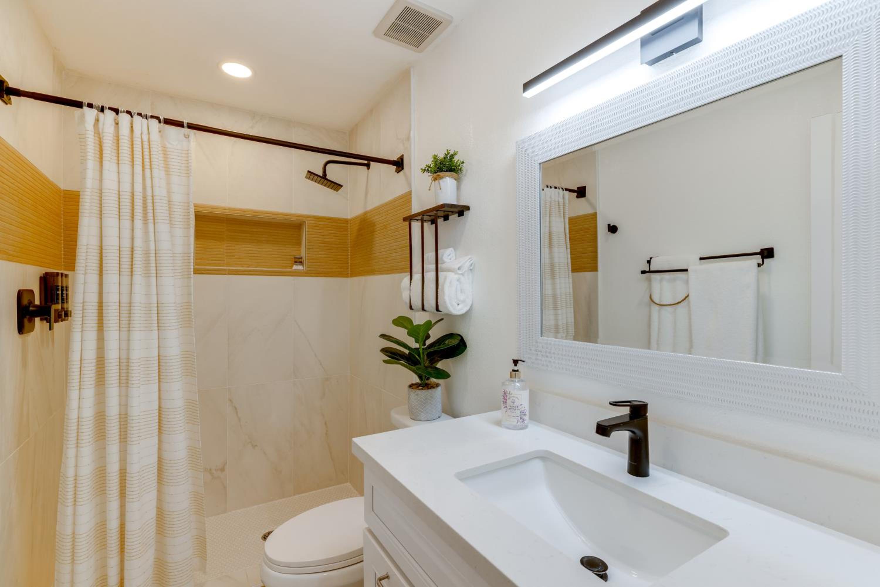 Walk to Canal Trail! Condo with Pool in Scottsdale