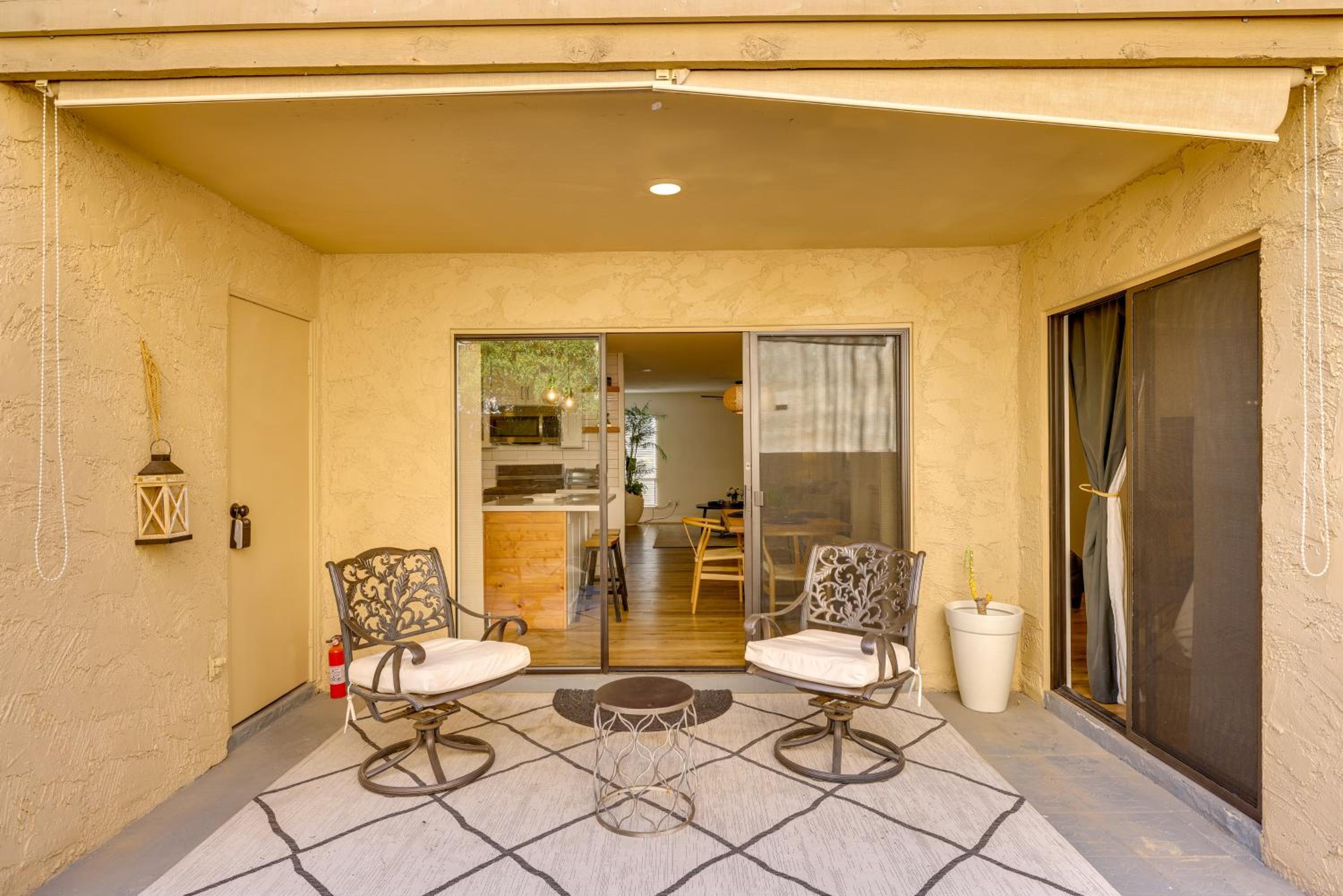 Walk to Canal Trail! Condo with Pool in Scottsdale
