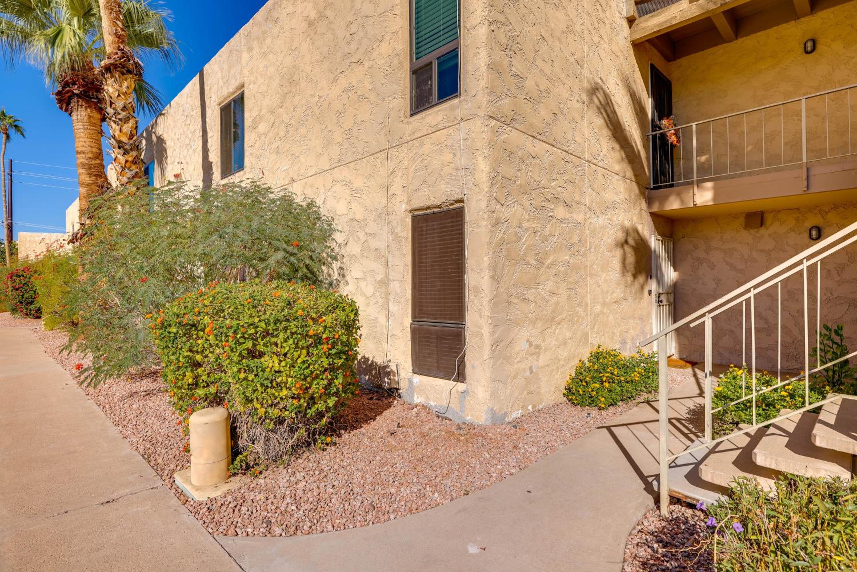 Walk to Canal Trail! Condo with Pool in Scottsdale