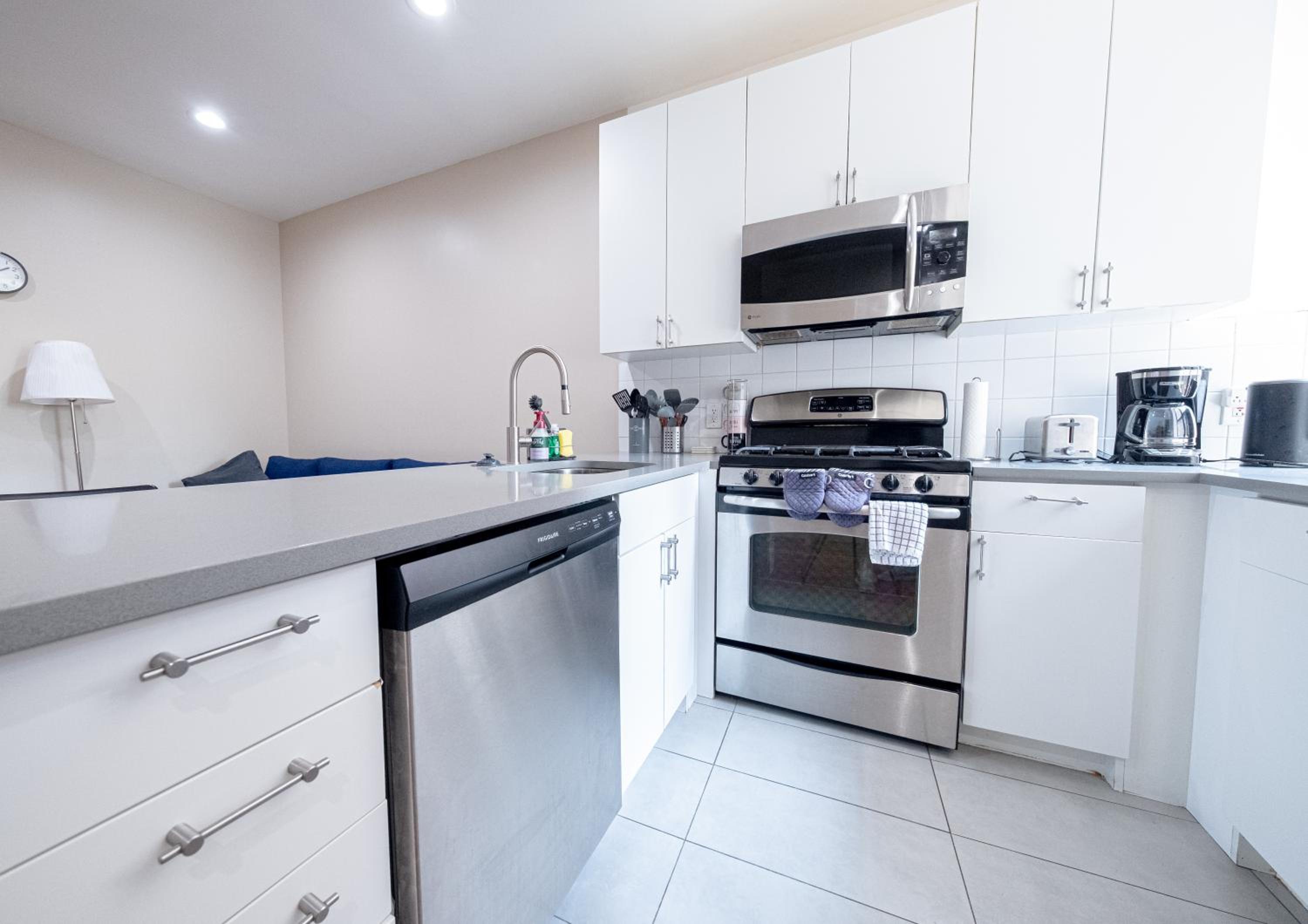 3BR apt two blocks to Central Park elevator, laundry, virtual doorman
