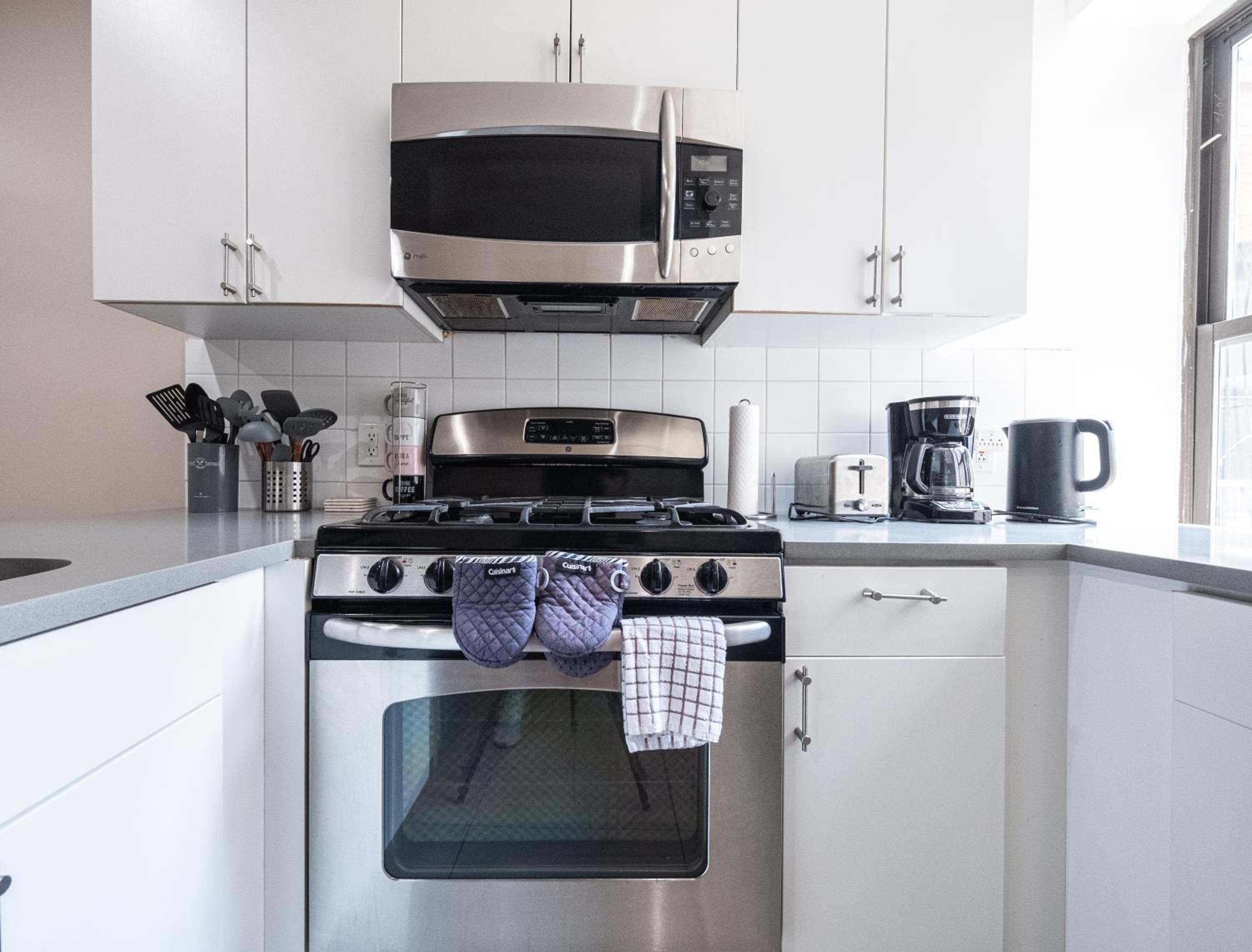 3BR apt two blocks to Central Park elevator, laundry, virtual doorman