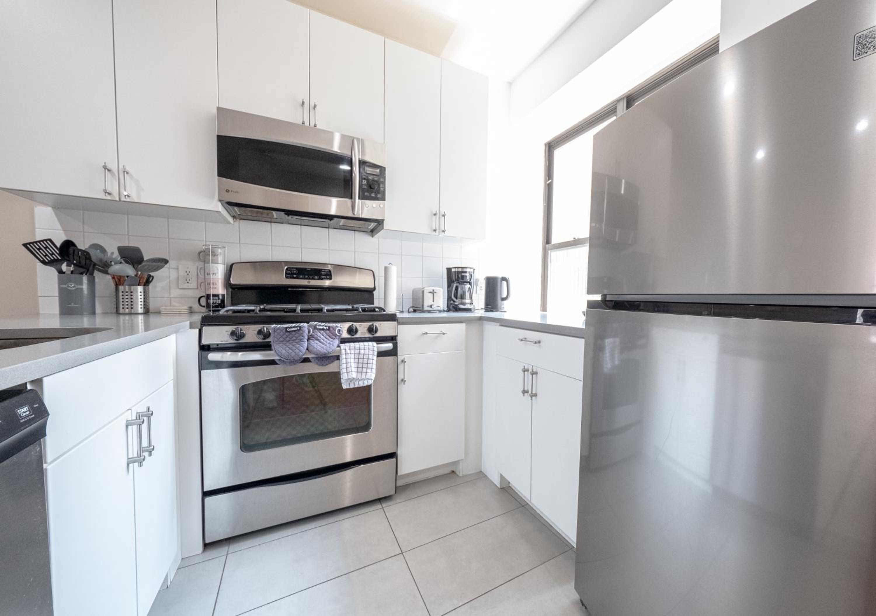 3BR apt two blocks to Central Park elevator, laundry, virtual doorman