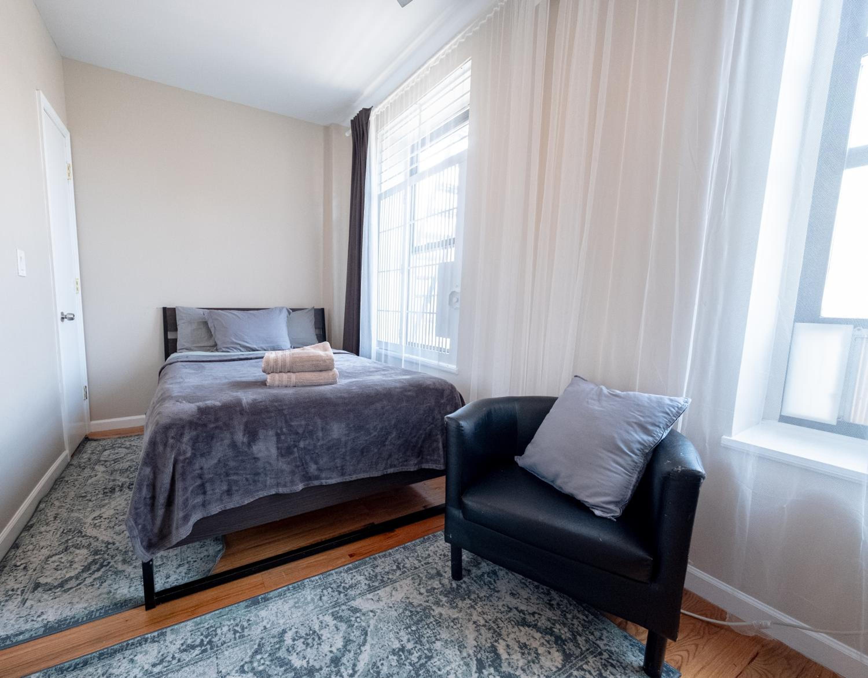 3BR apt two blocks to Central Park elevator, laundry, virtual doorman