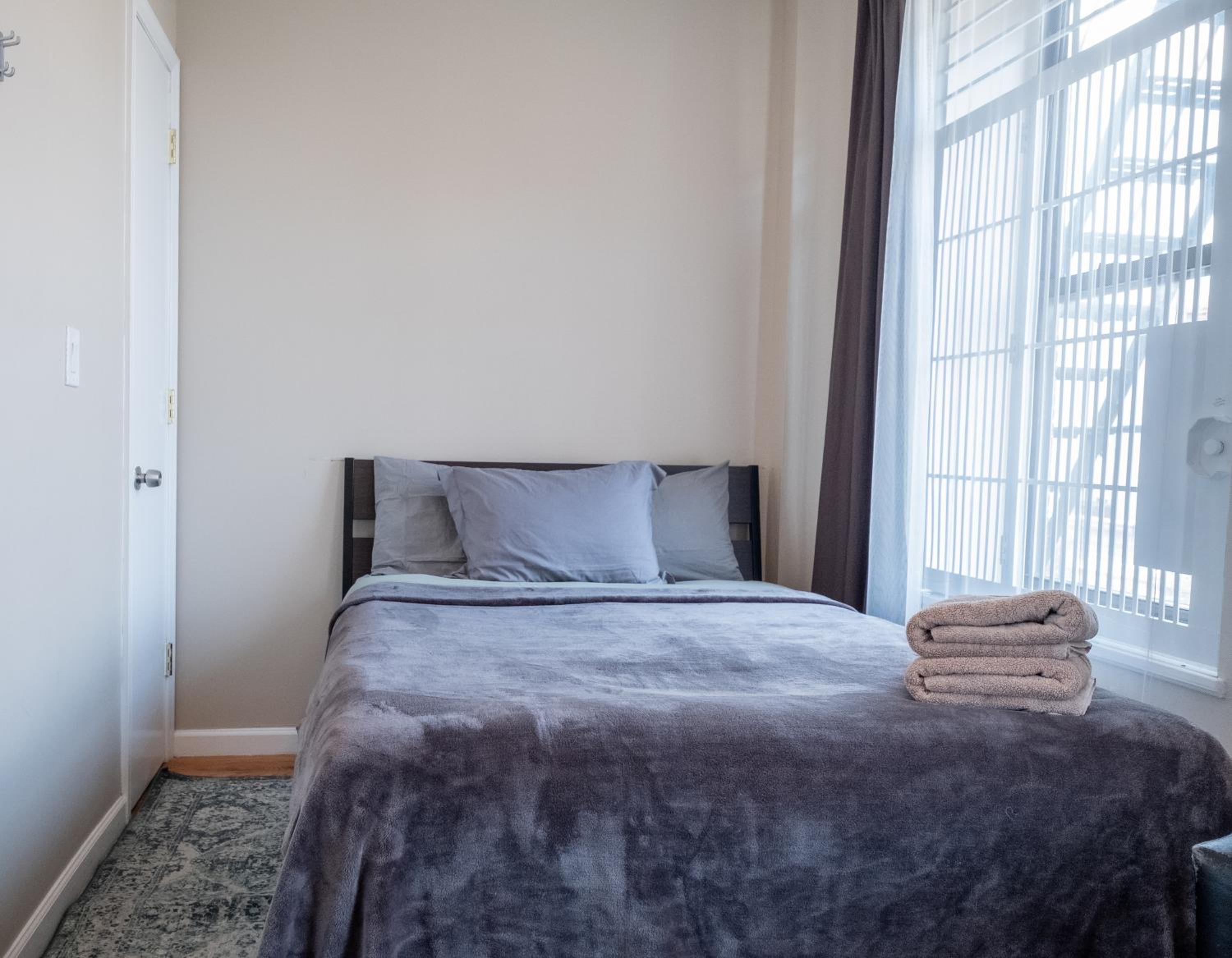 3BR apt two blocks to Central Park elevator, laundry, virtual doorman