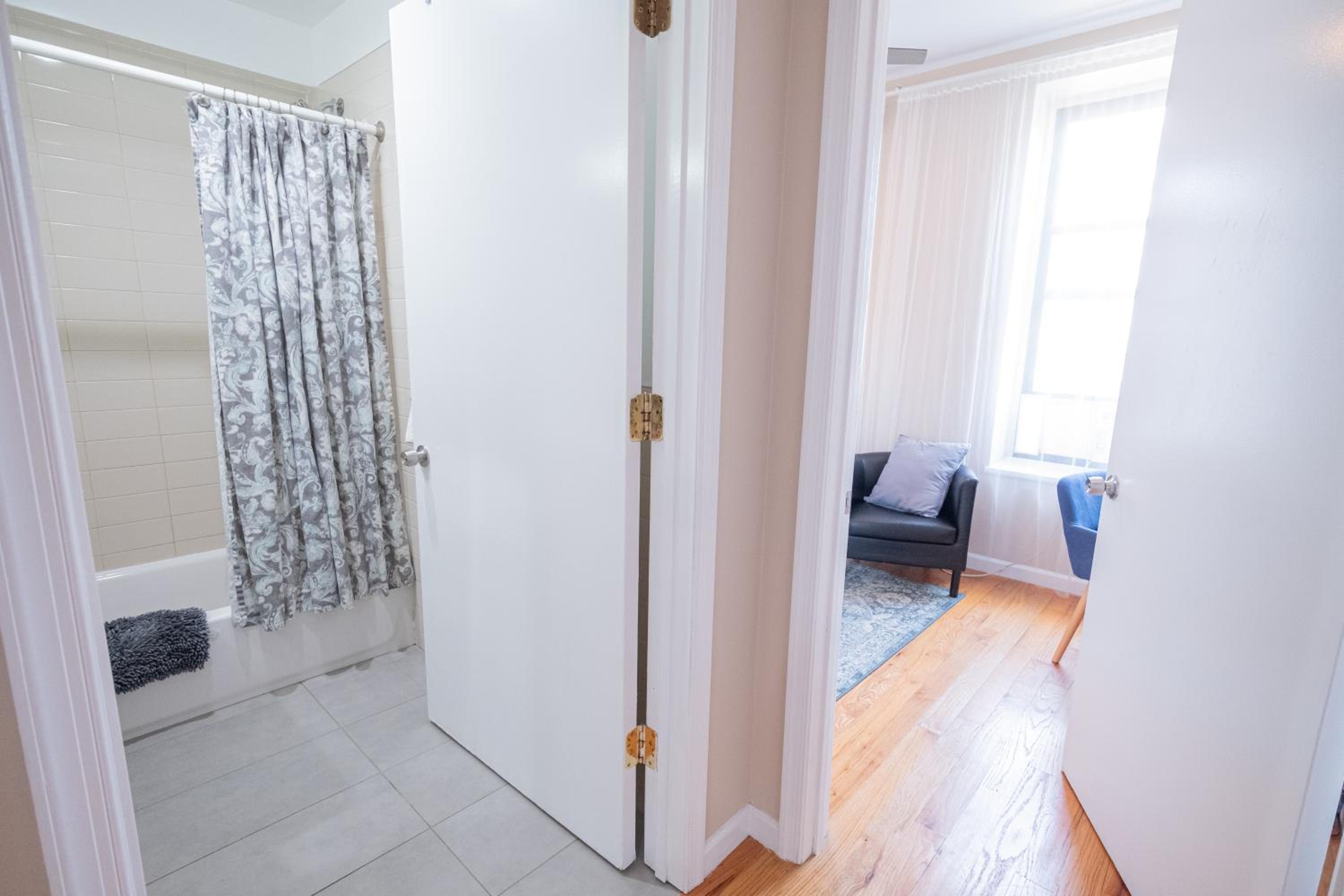 3BR apt two blocks to Central Park elevator, laundry, virtual doorman