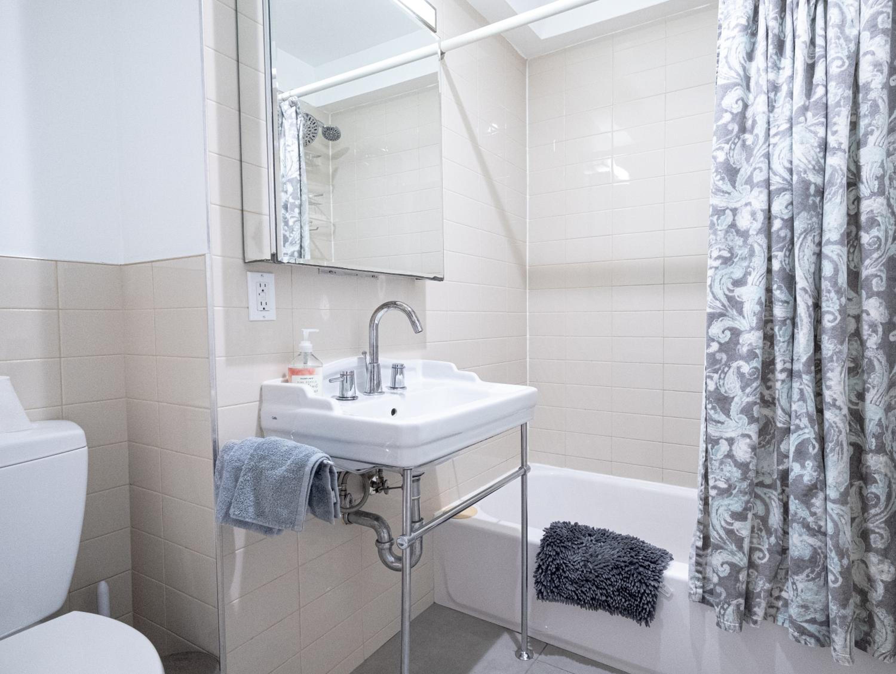 3BR apt two blocks to Central Park elevator, laundry, virtual doorman