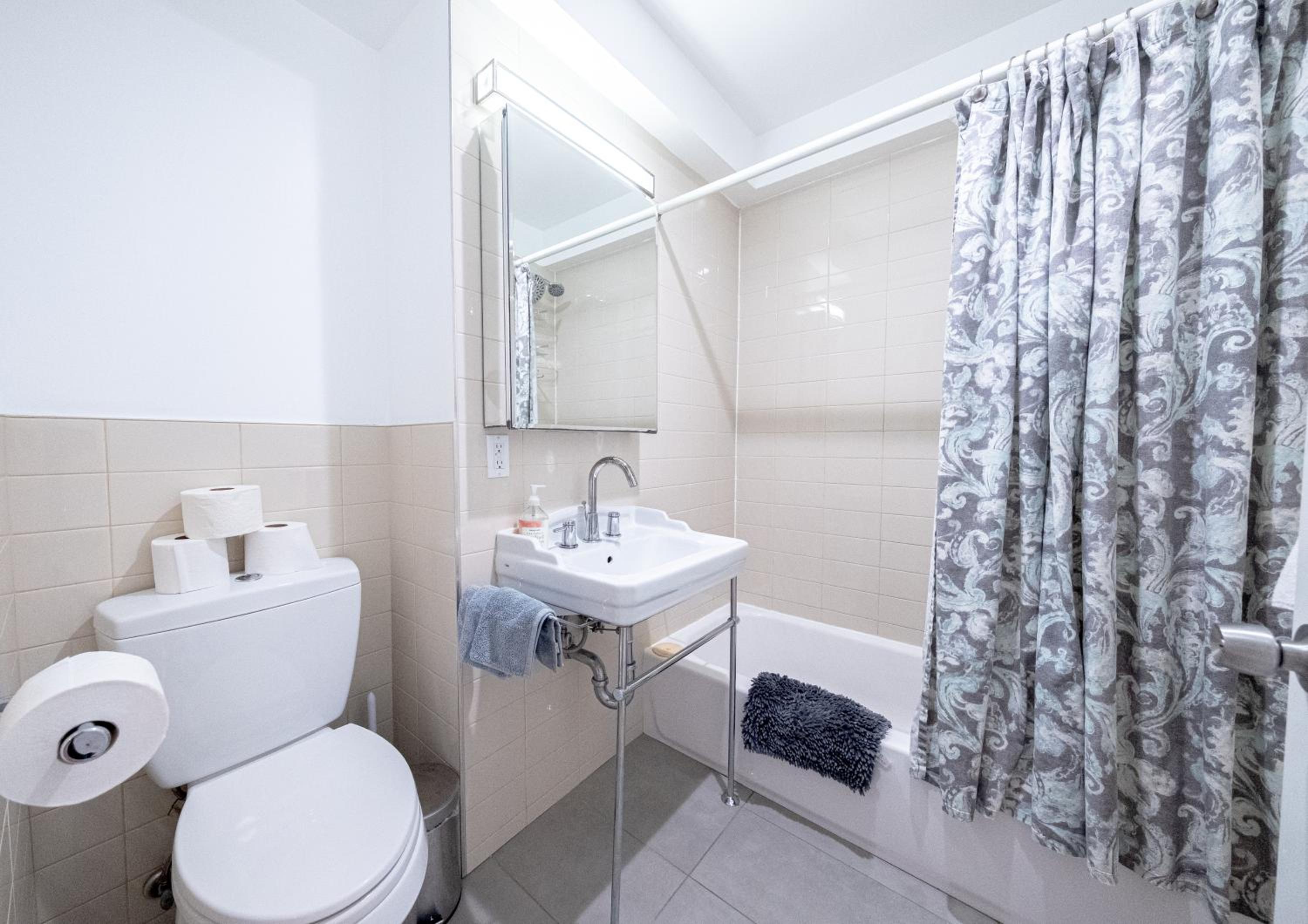 3BR apt two blocks to Central Park elevator, laundry, virtual doorman