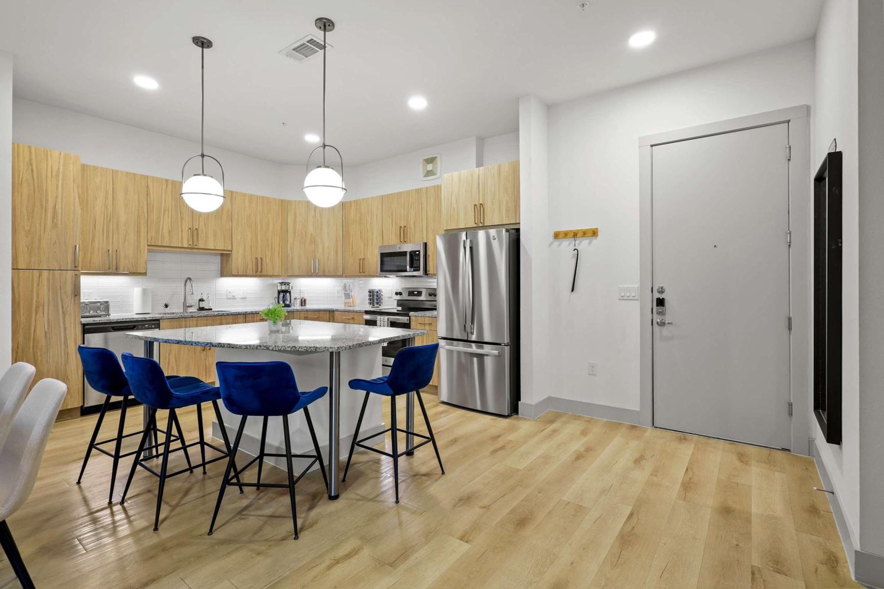 Stylish 2BR Apartment, Near Galleria Dallas, Free Parking, Gym & Pool