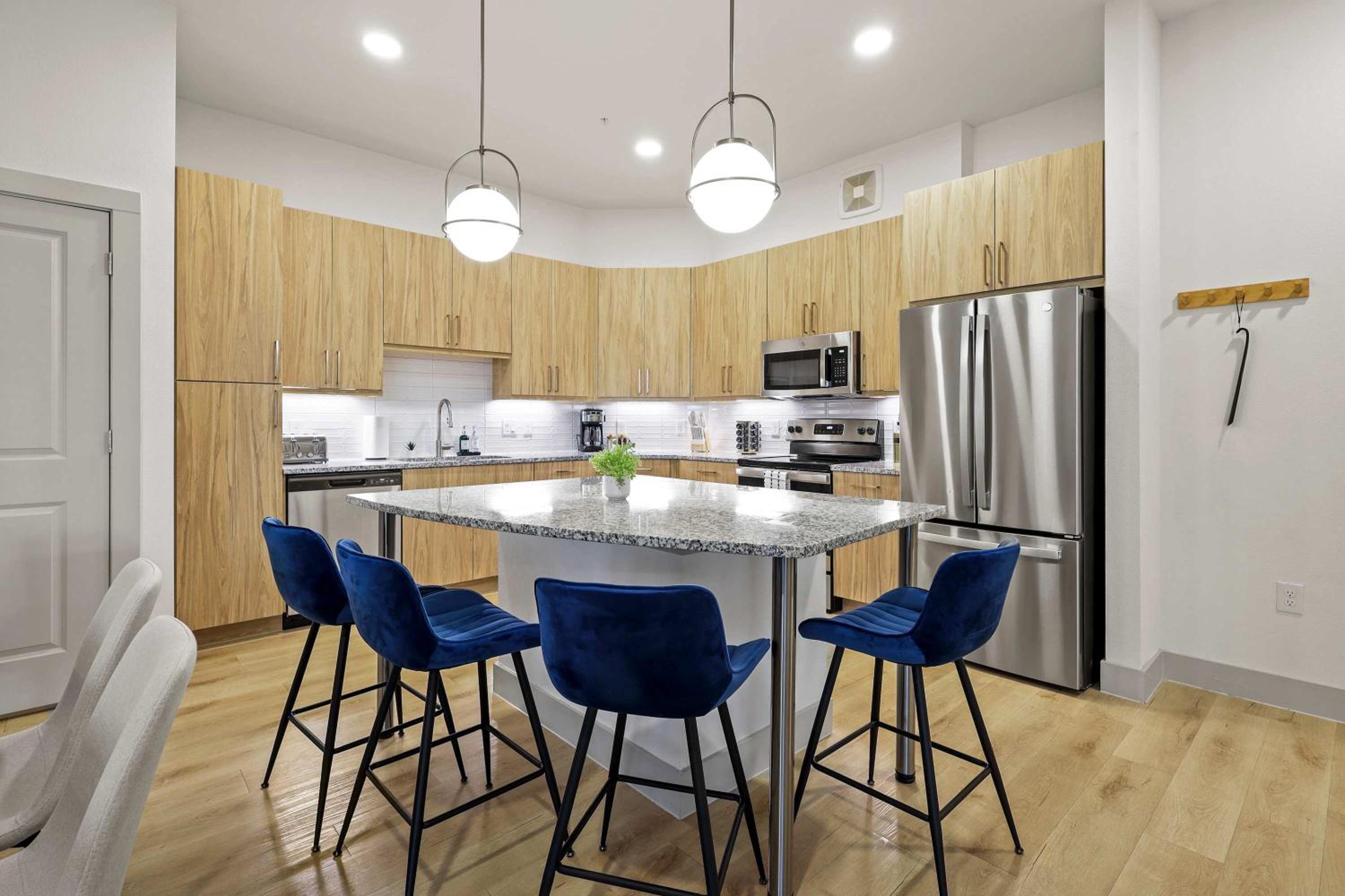 Stylish 2BR Apartment, Near Galleria Dallas, Free Parking, Gym & Pool
