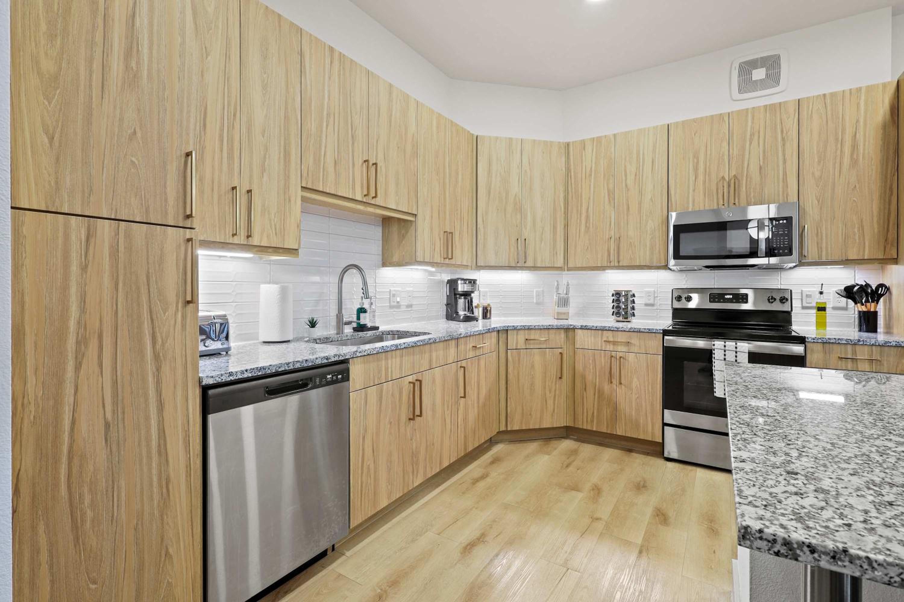 Stylish 2BR Apartment, Near Galleria Dallas, Free Parking, Gym & Pool