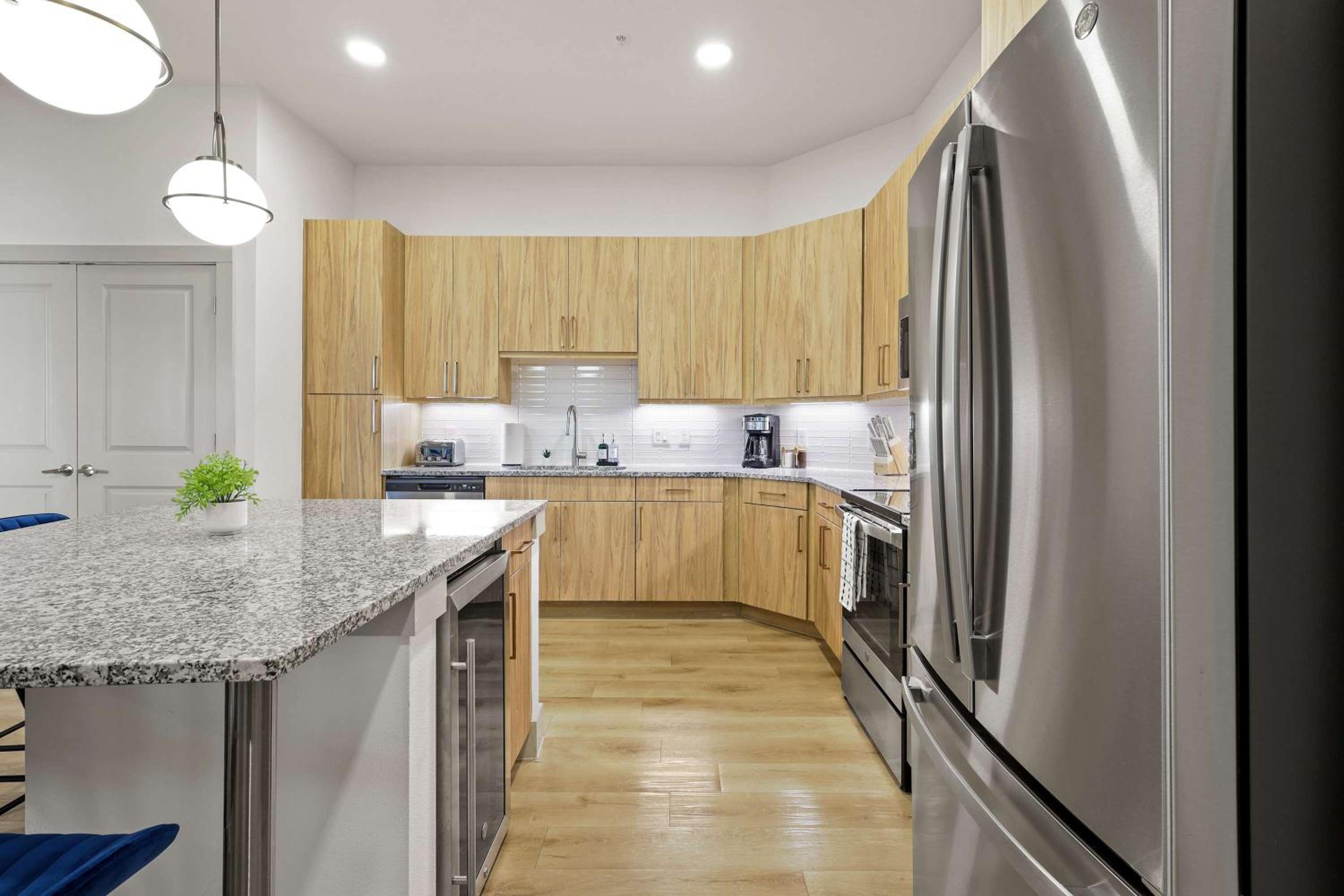 Stylish 2BR Apartment, Near Galleria Dallas, Free Parking, Gym & Pool