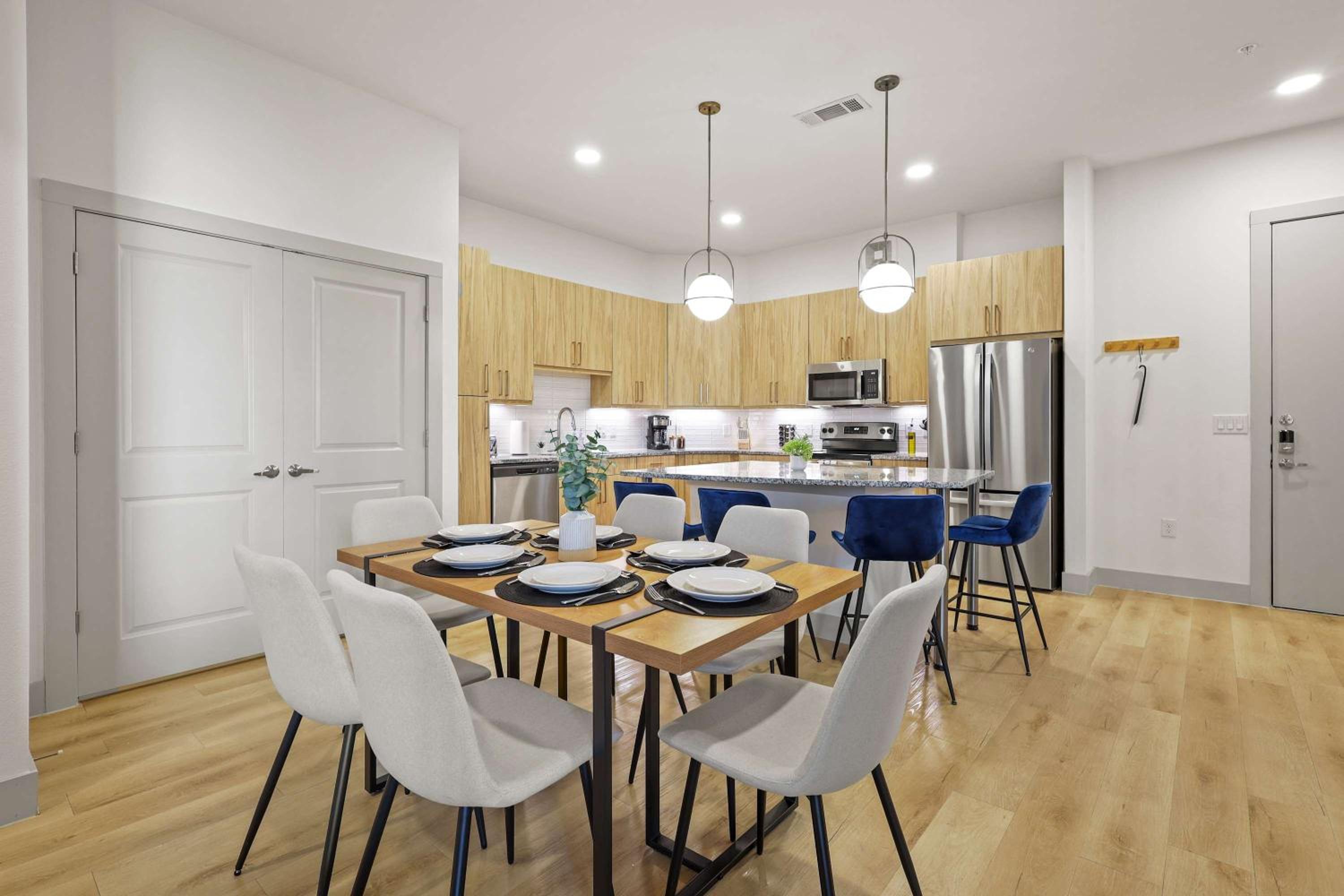 Stylish 2BR Apartment, Near Galleria Dallas, Free Parking, Gym & Pool